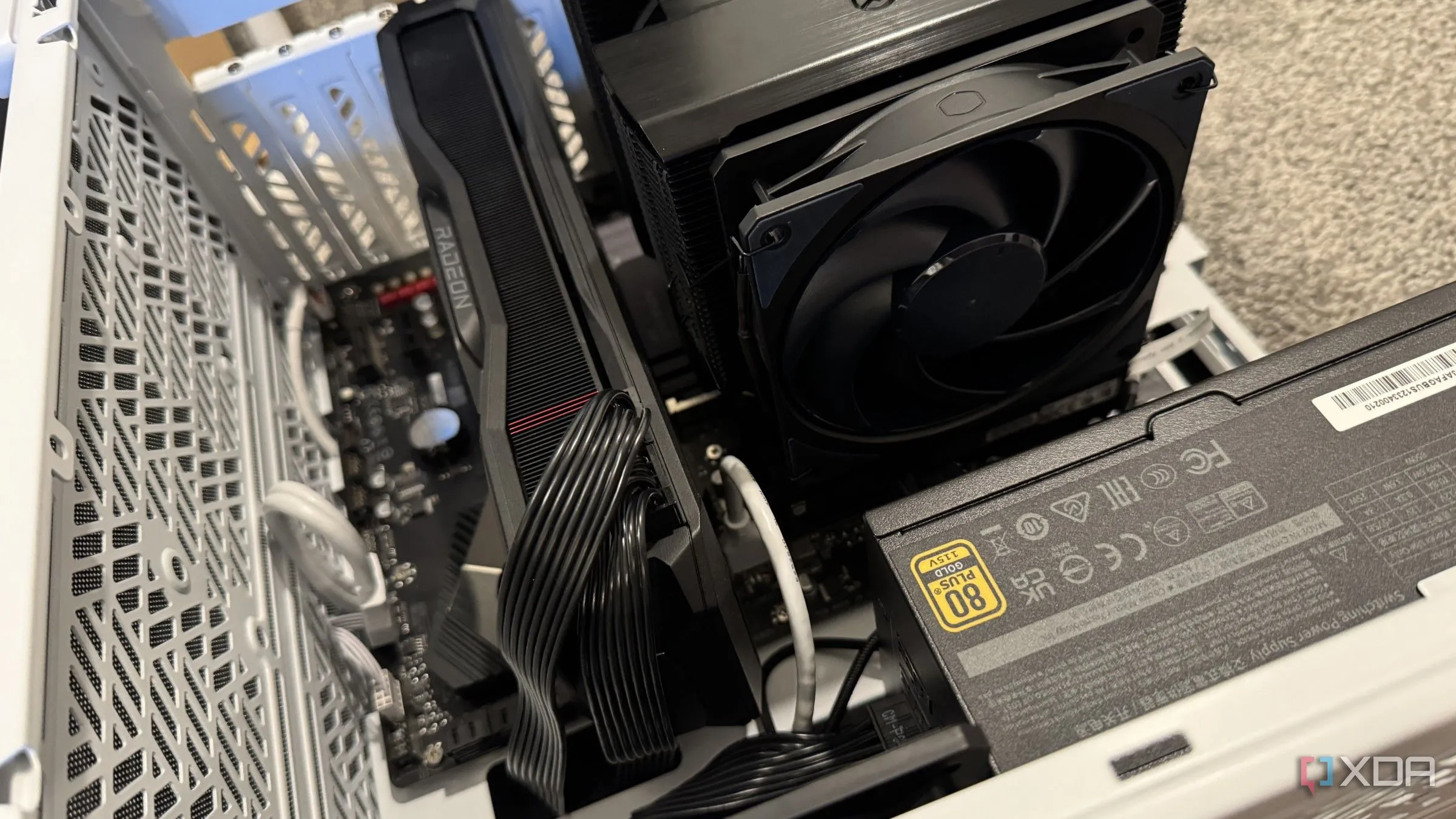 Một case PC đang được lắp ráp, cho thấy hệ thống cáp đã được đi gọn gàng