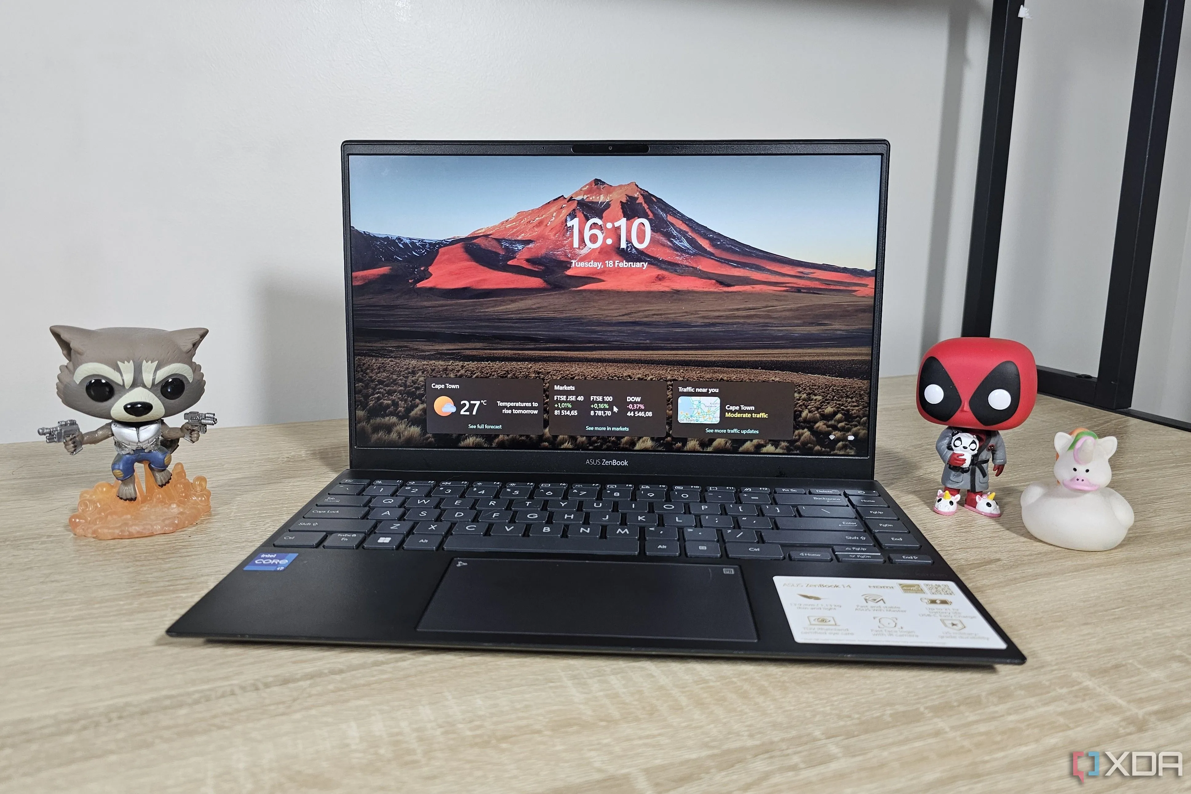 Một chiếc laptop chạy Windows 11 trên bàn làm việc, thể hiện môi trường làm việc và giải trí cá nhân