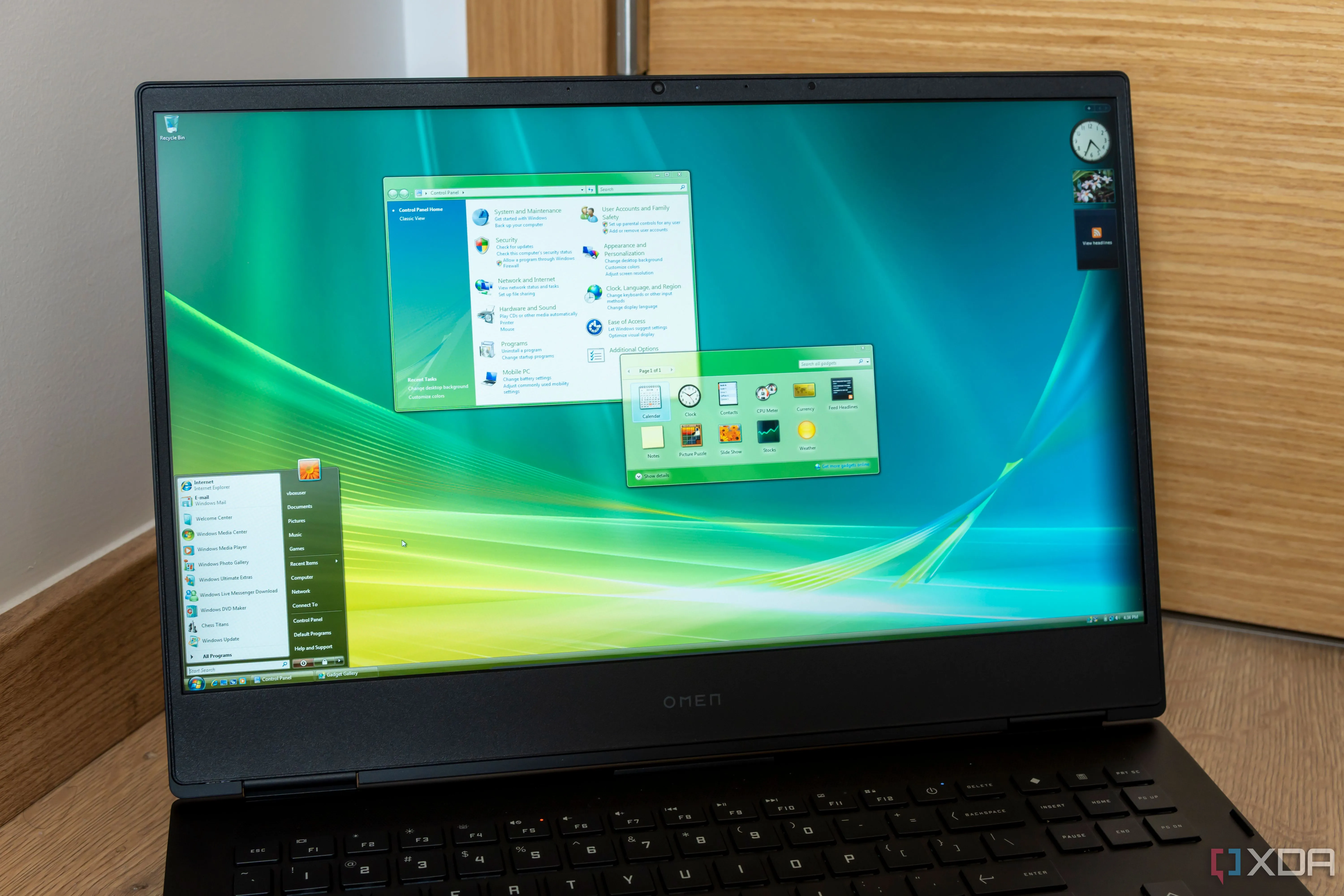 Một chiếc laptop chạy Windows Vista với nhiều cửa sổ đang mở, hiển thị giao diện Aero Glass