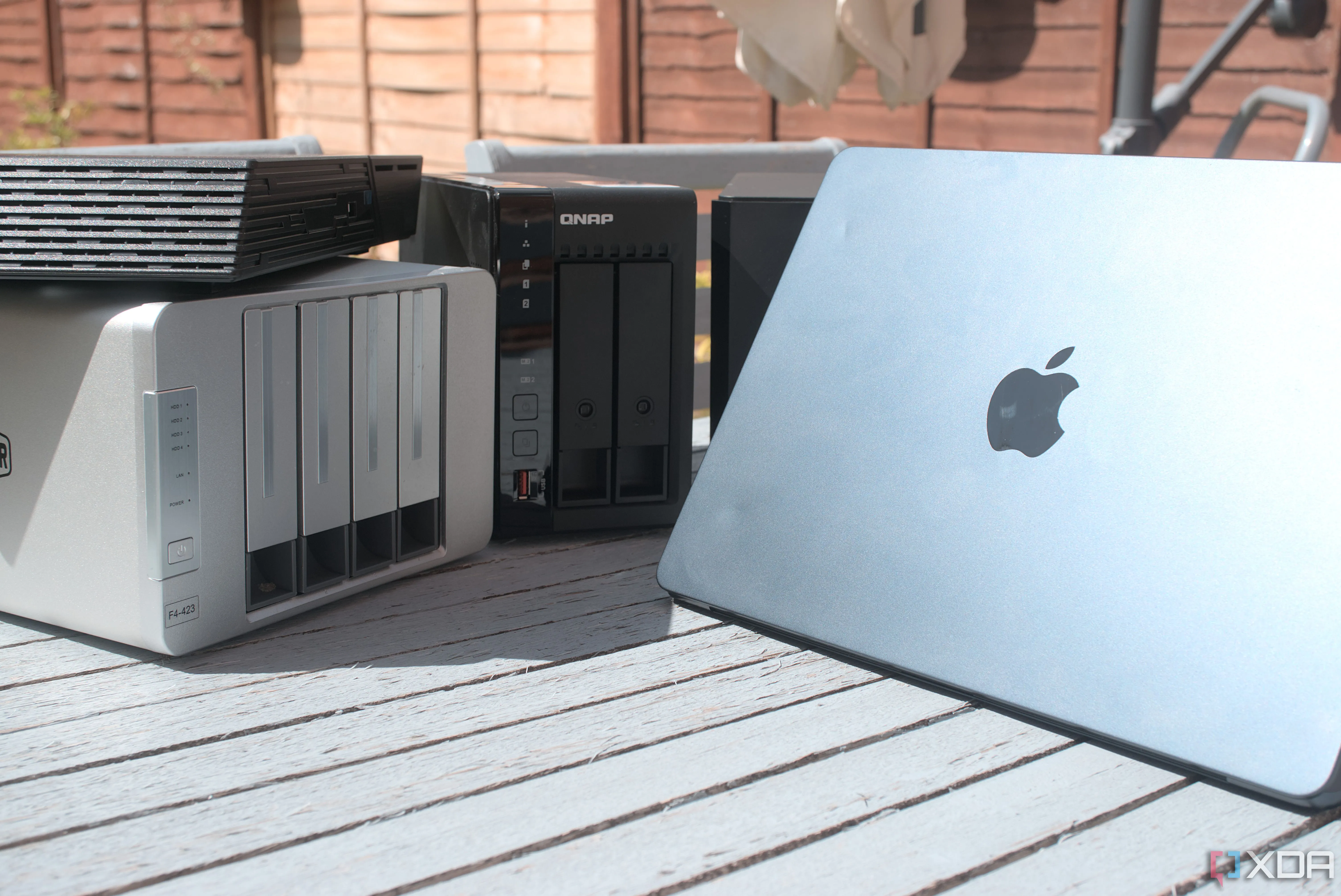 Một chiếc MacBook Air được kết nối với hệ thống NAS, nhấn mạnh vai trò của NAS và HDD trong việc sao lưu dữ liệu quan trọng