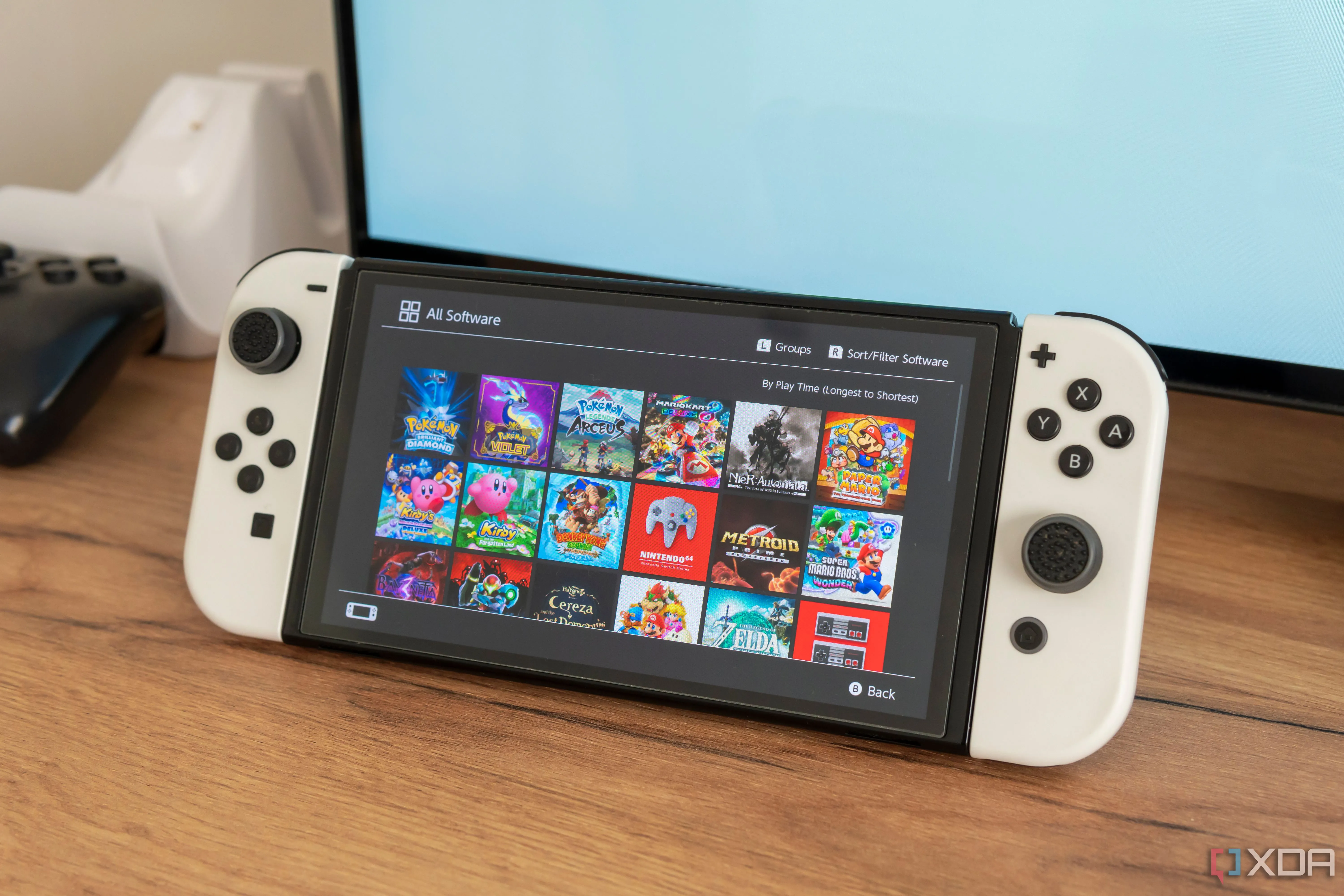 Một chiếc Nintendo Switch hiển thị thư viện trò chơi phong phú trên màn hình