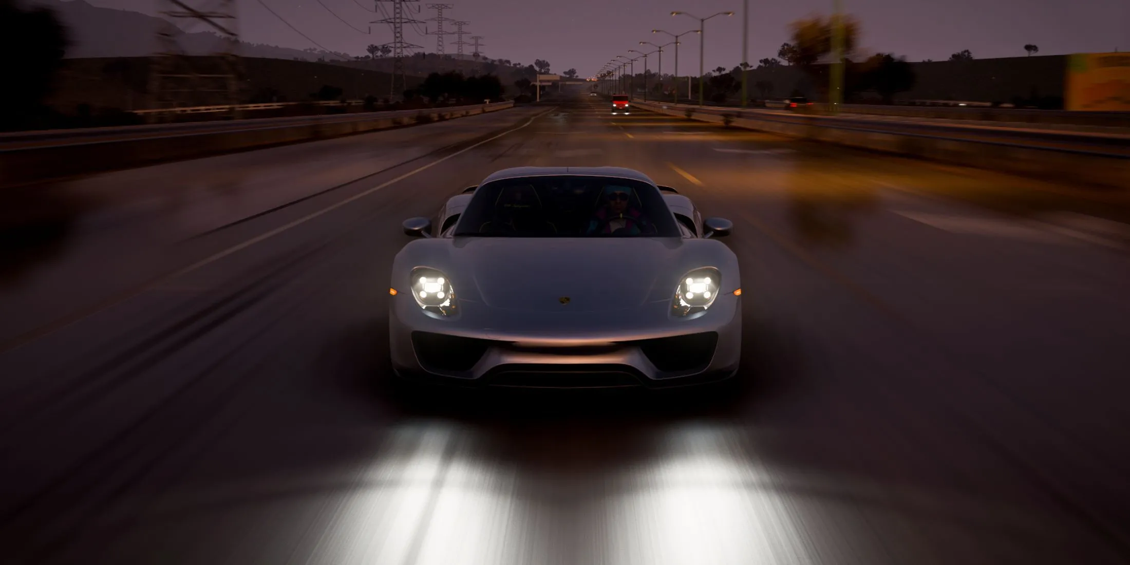 Một chiếc xe thể thao Porsche 918 đang đua trong thành phố vào ban đêm trong Forza Horizon 5