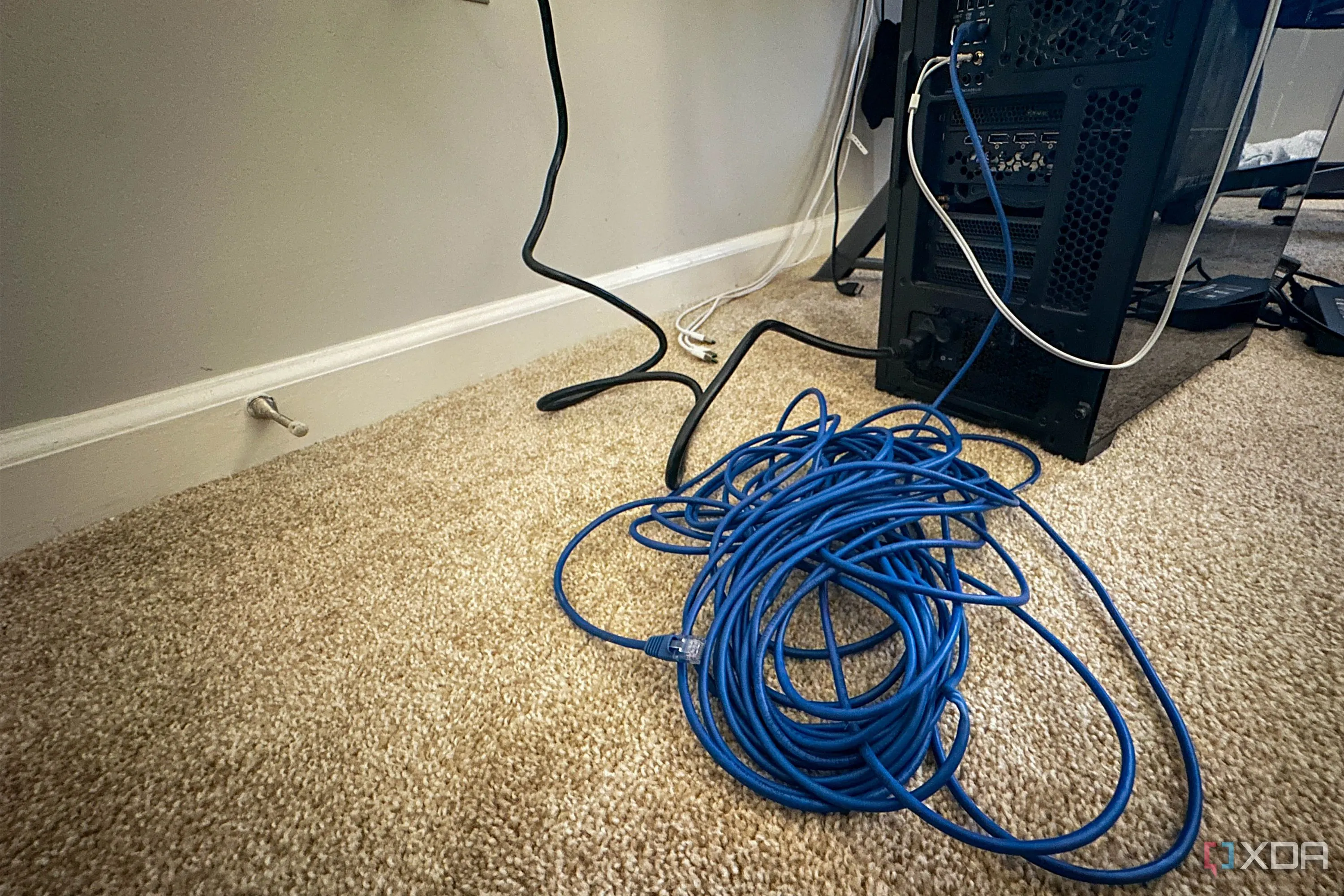 Một cuộn cáp Ethernet dài được đặt trên sàn nhà, minh họa việc sử dụng cáp dài trong hệ thống mạng gia đình