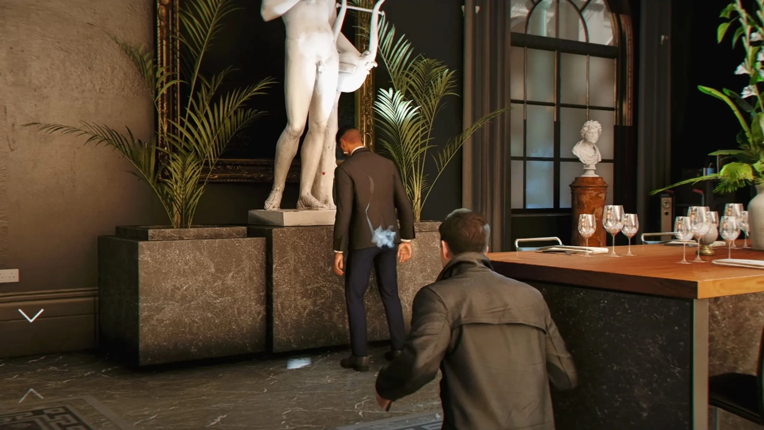 Một đoạn gameplay lén lút trong game 007 First Light, cho thấy kẻ thù bị đánh lạc hướng