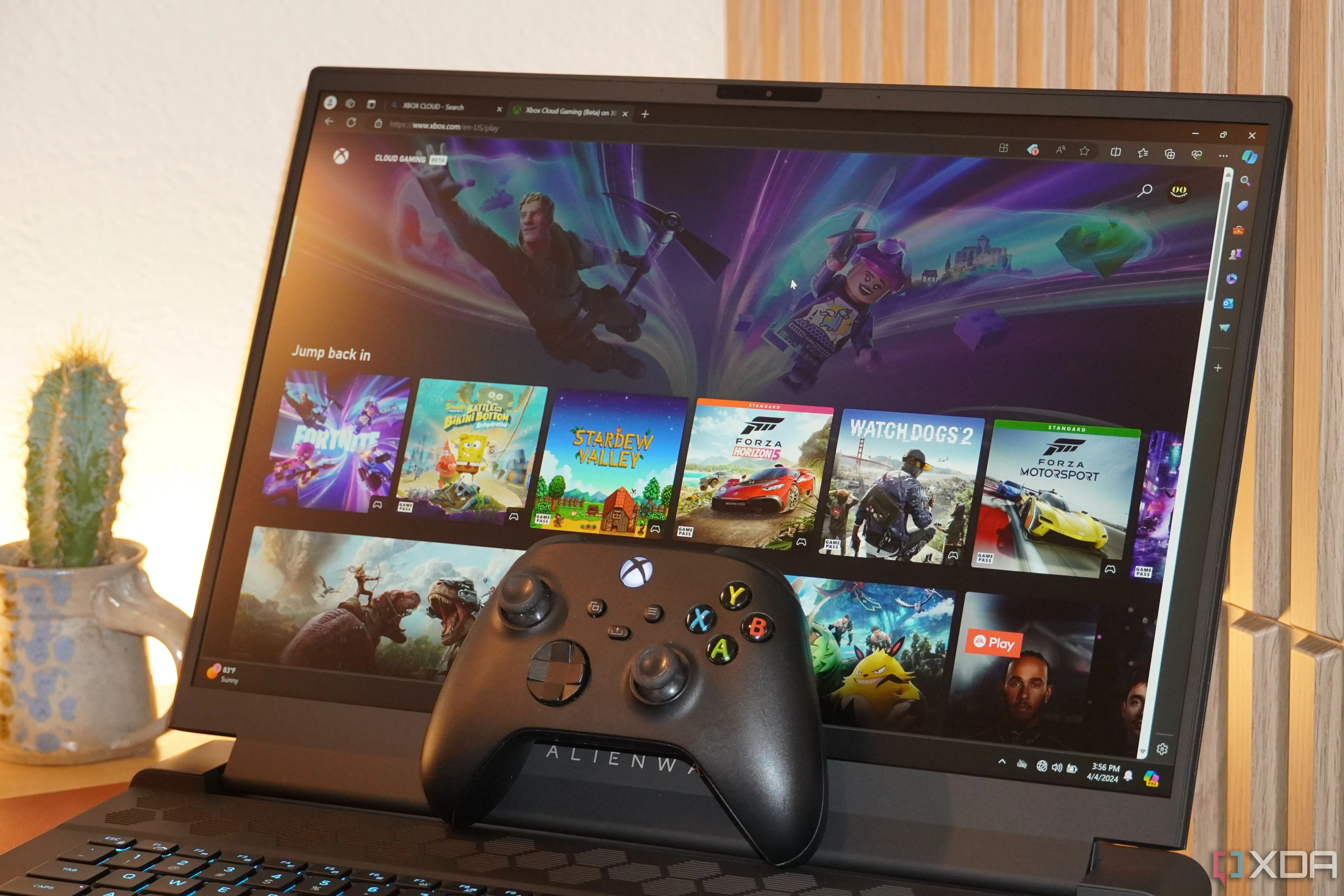 Một laptop Alienware đang hiển thị trò chơi qua Xbox Cloud Gaming, nhấn mạnh việc cần cắm sạc khi chơi game.