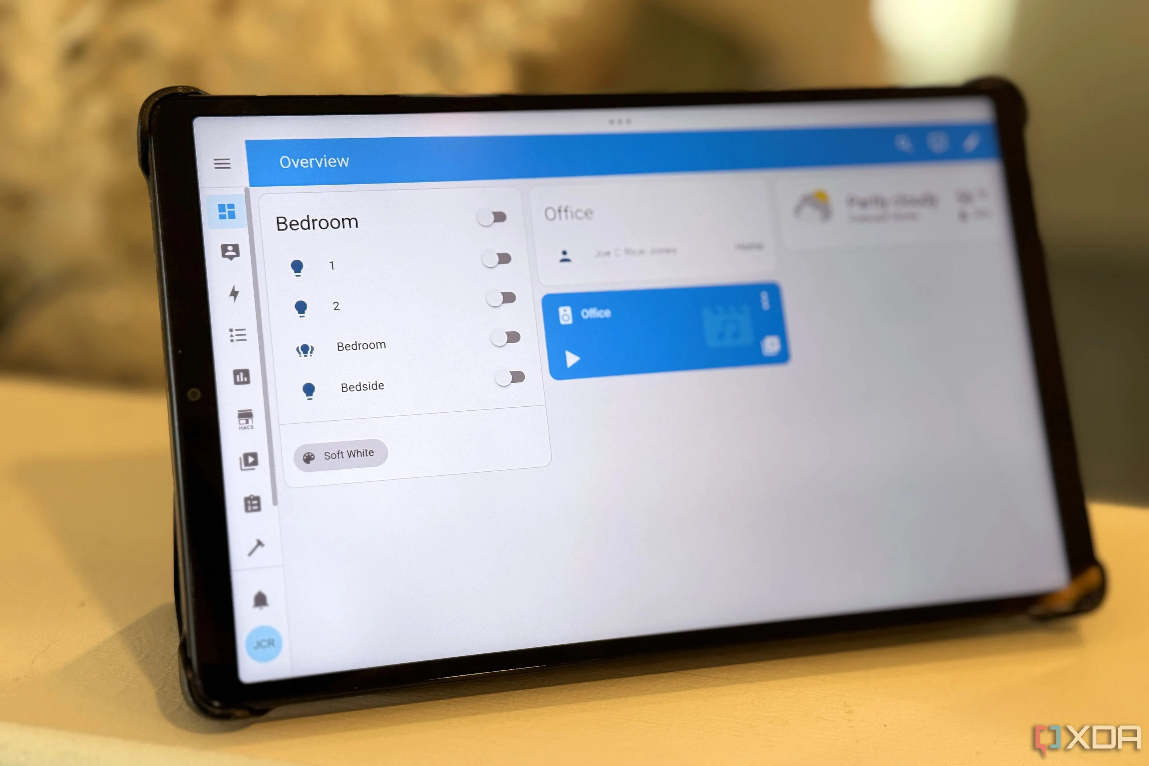 Một màn hình hiển thị bảng điều khiển Home Assistant thông qua ứng dụng Fully Kiosk, thể hiện khả năng điều khiển các thiết bị Smart Home tiêu thụ ít năng lượng qua Bluetooth.