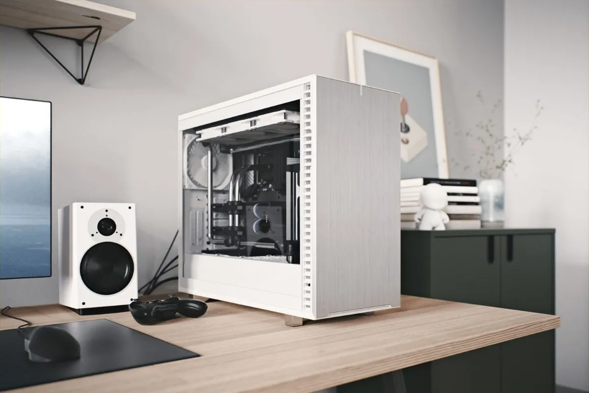 Một mẫu vỏ case PC Fractal Design Define 7 màu bạc với mặt hông kính cường lực, thể hiện sự đa dạng về thiết kế và vật liệu cao cấp trên thị trường.