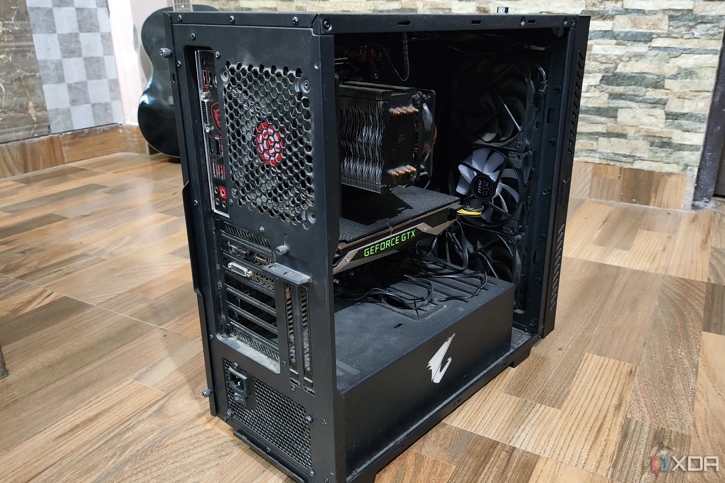 Một máy tính cũ được tái sử dụng làm HTPC