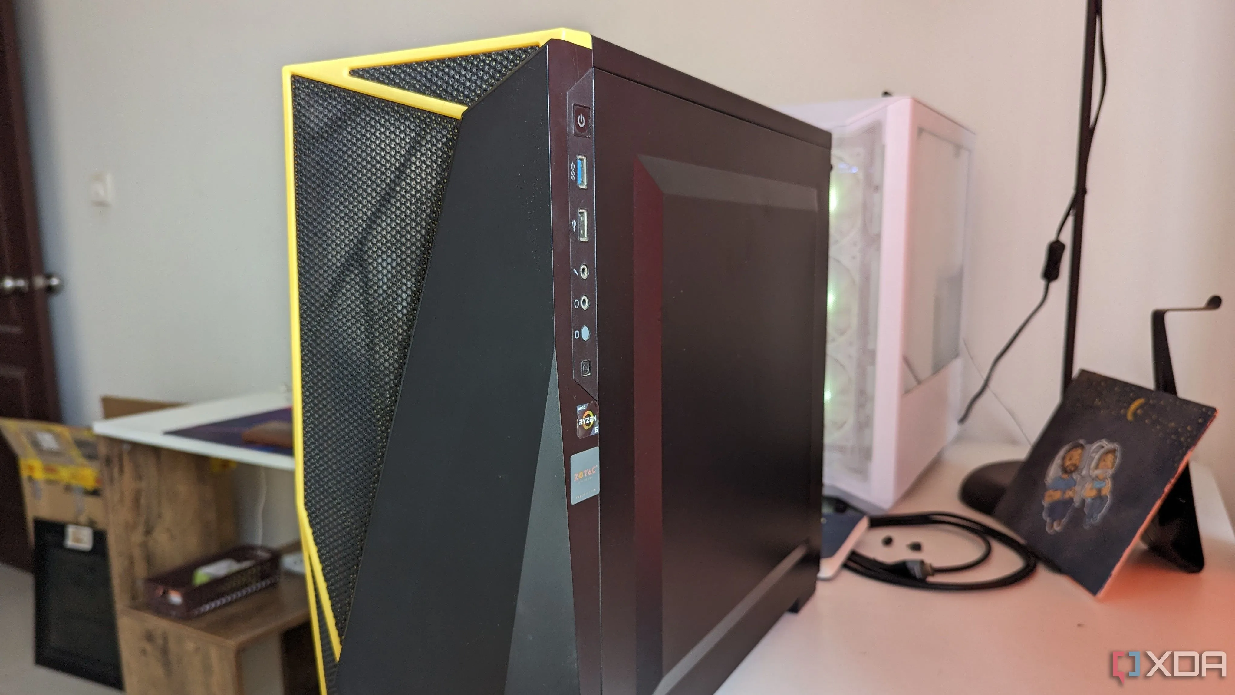 một máy tính PC chơi game hiện đại với vỏ case màu đen và đèn RGB nổi bật