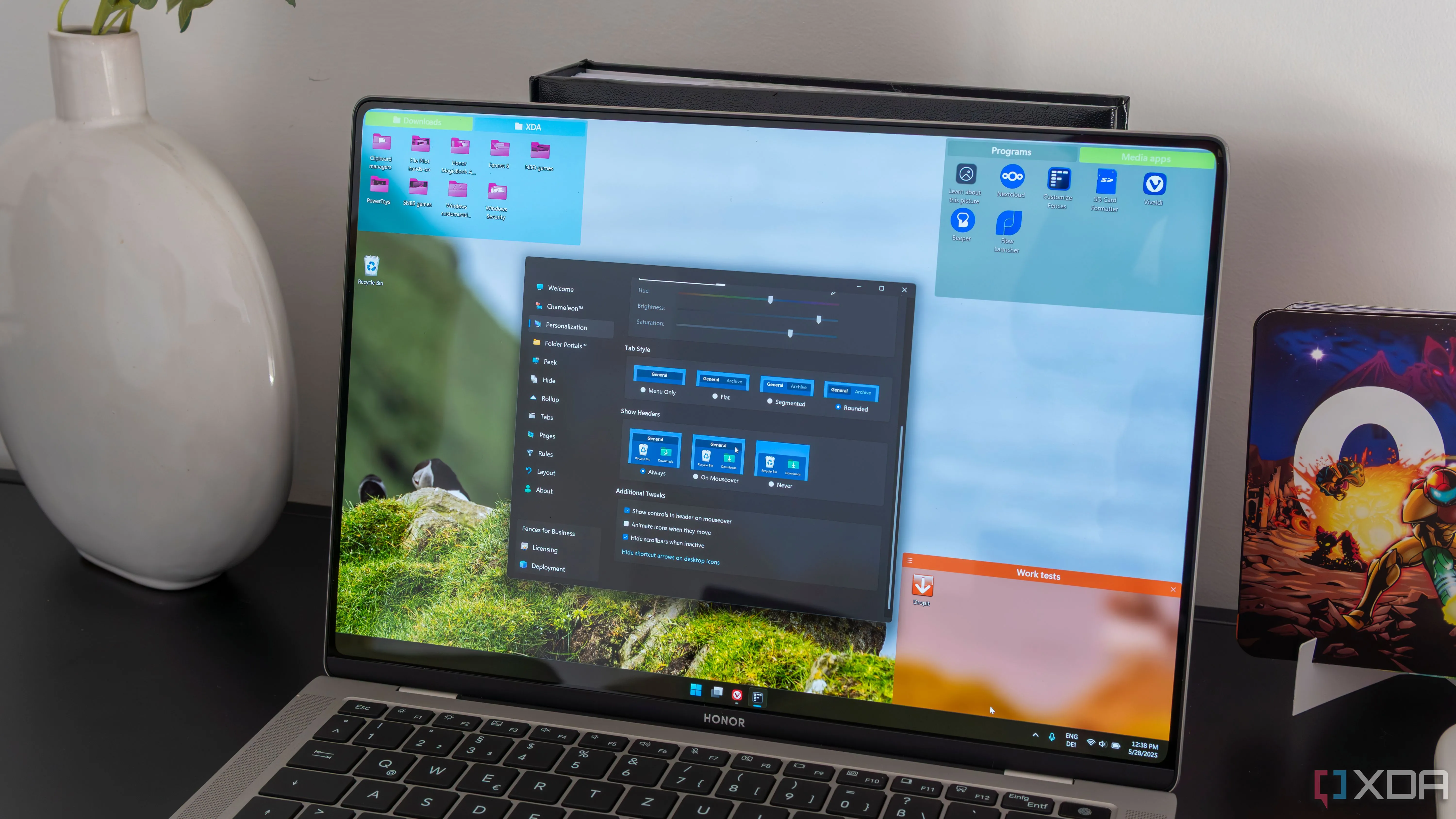 Một máy tính xách tay chạy Windows 11 với giao diện desktop hiện đại