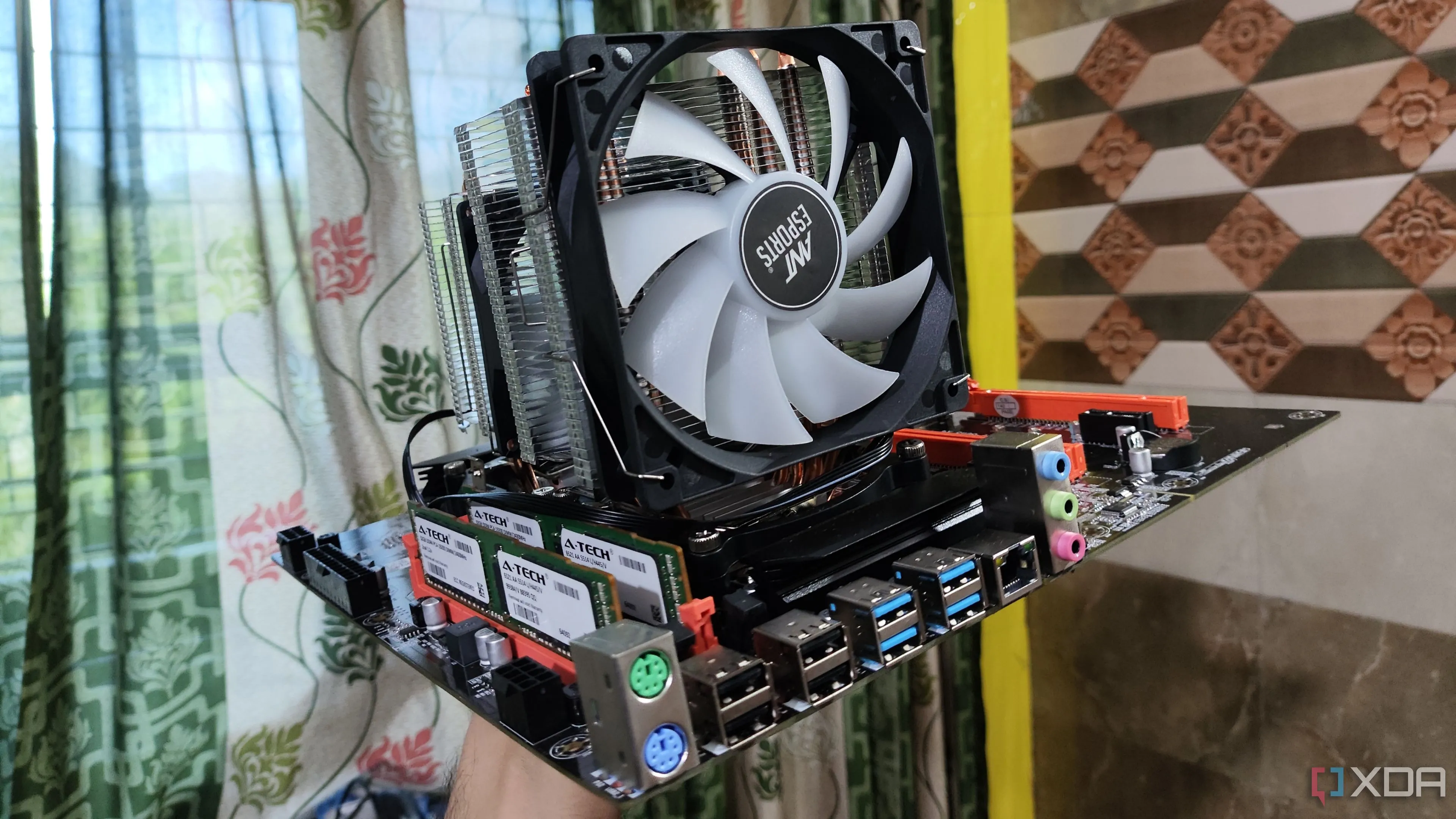 Một người đang cầm bo mạch chủ dual Xeon X99 để thực hiện kiểm tra sơ bộ (breadboarding)