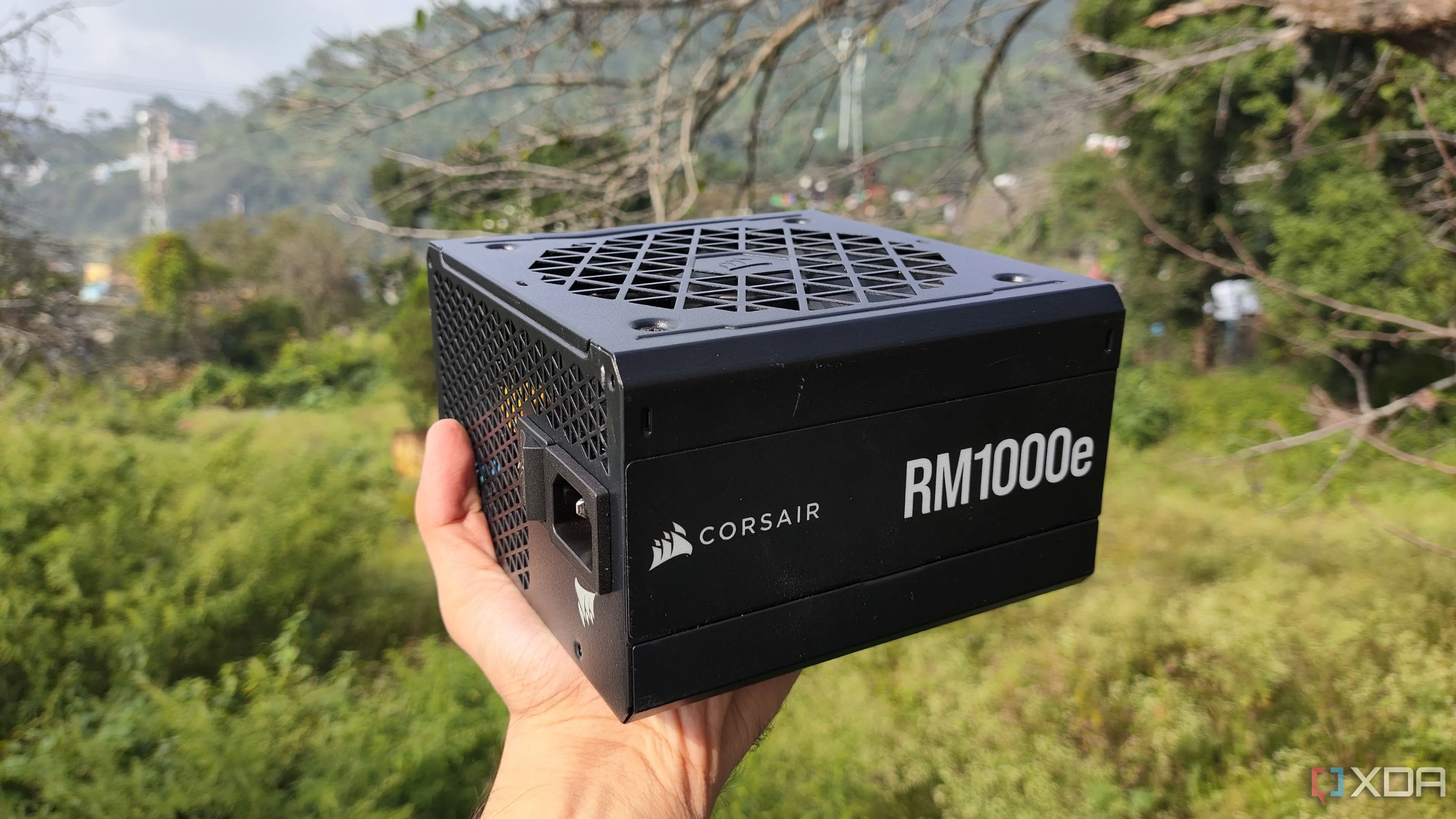 Một người đang cầm bộ nguồn Corsair RM1000e 80 Plus Gold