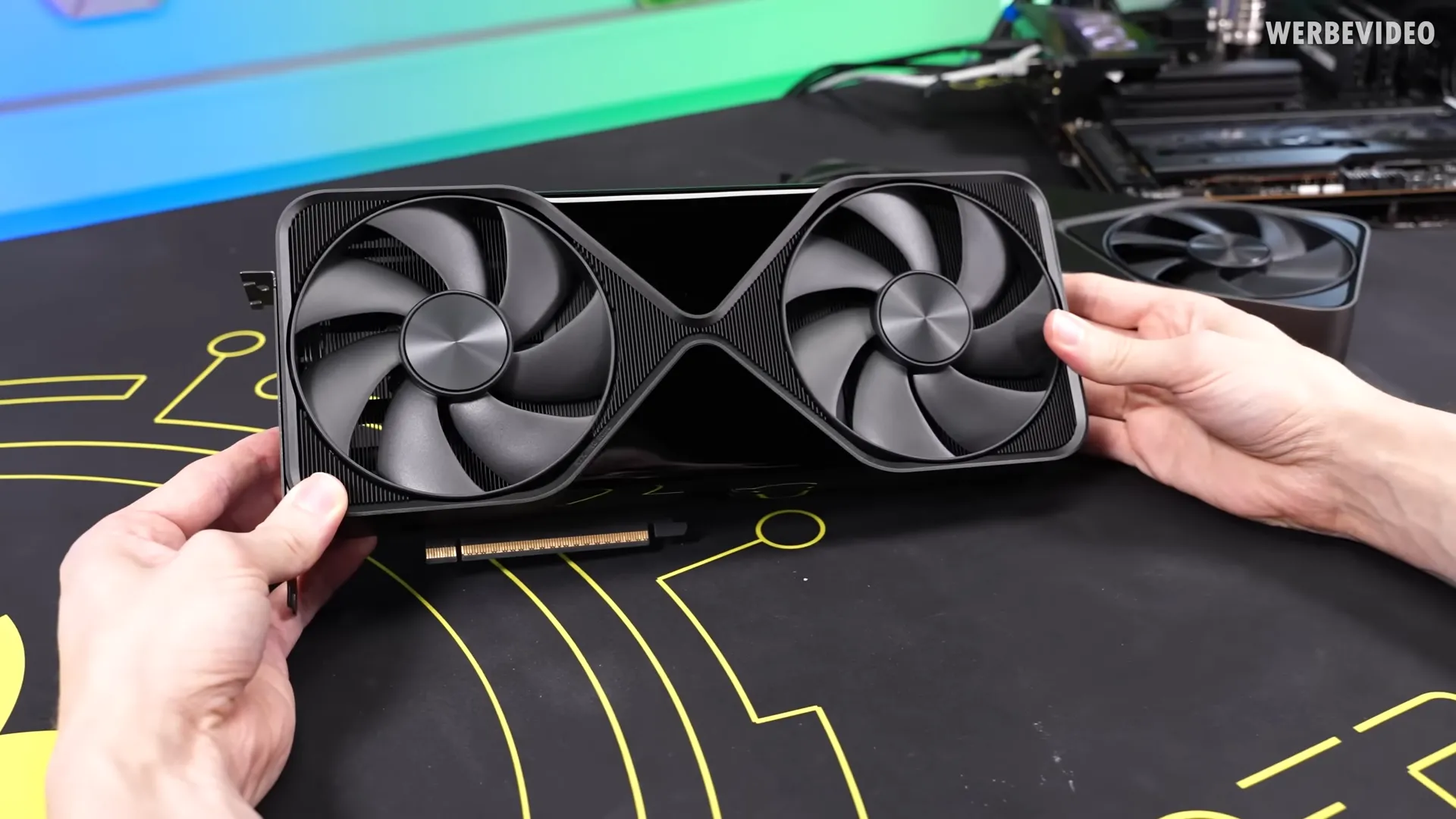 Một người đang cầm card đồ họa NVIDIA cao cấp, minh họa sự đa dạng và phân khúc giá trên thị trường GPU, đối lập với phân khúc tầm trung của RTX 4060 và RTX 5060.