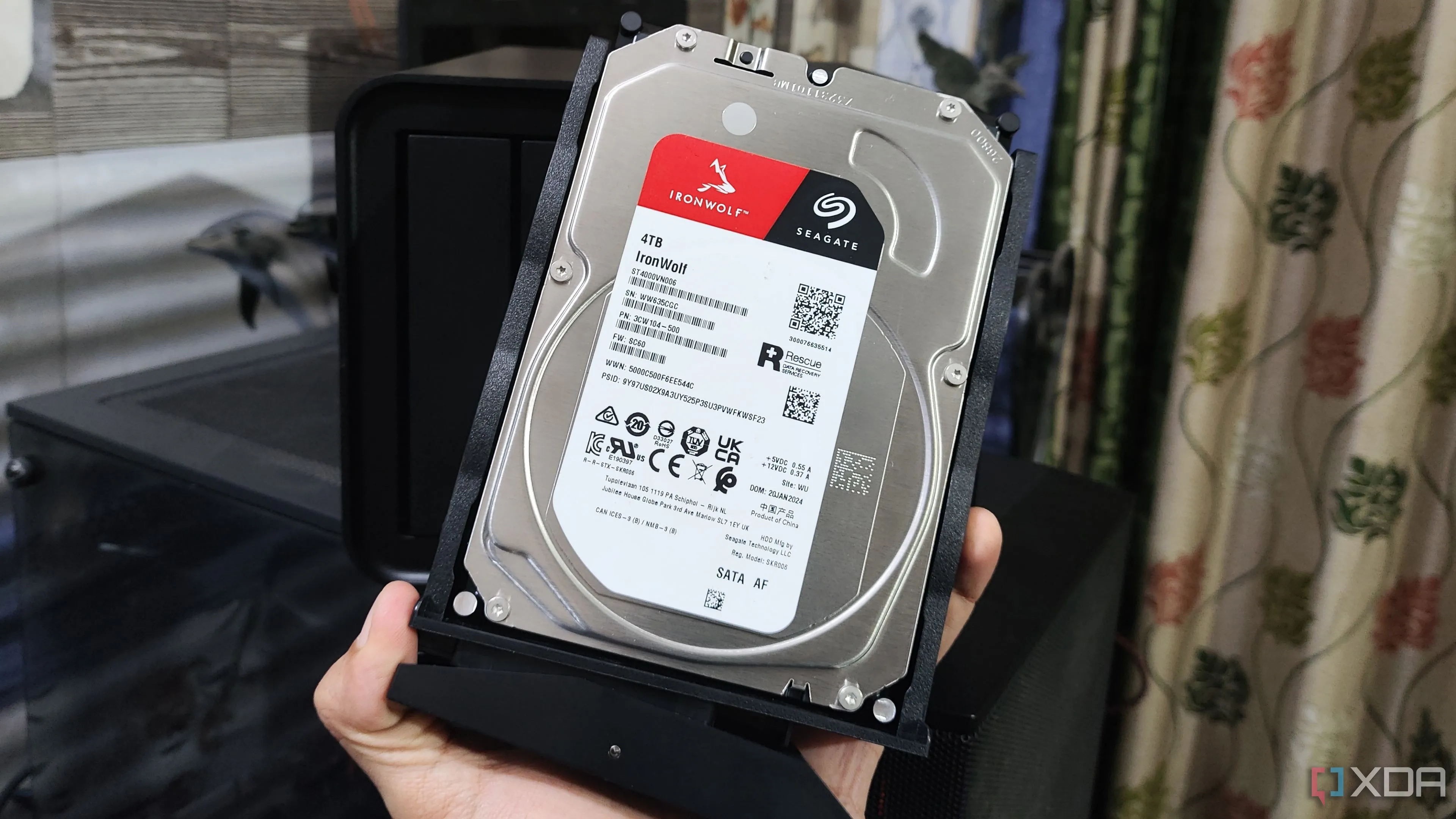 Một người đang cầm ổ cứng HDD Seagate, tượng trưng cho việc lưu trữ dữ liệu tốc độ không cần quá cao trong NAS
