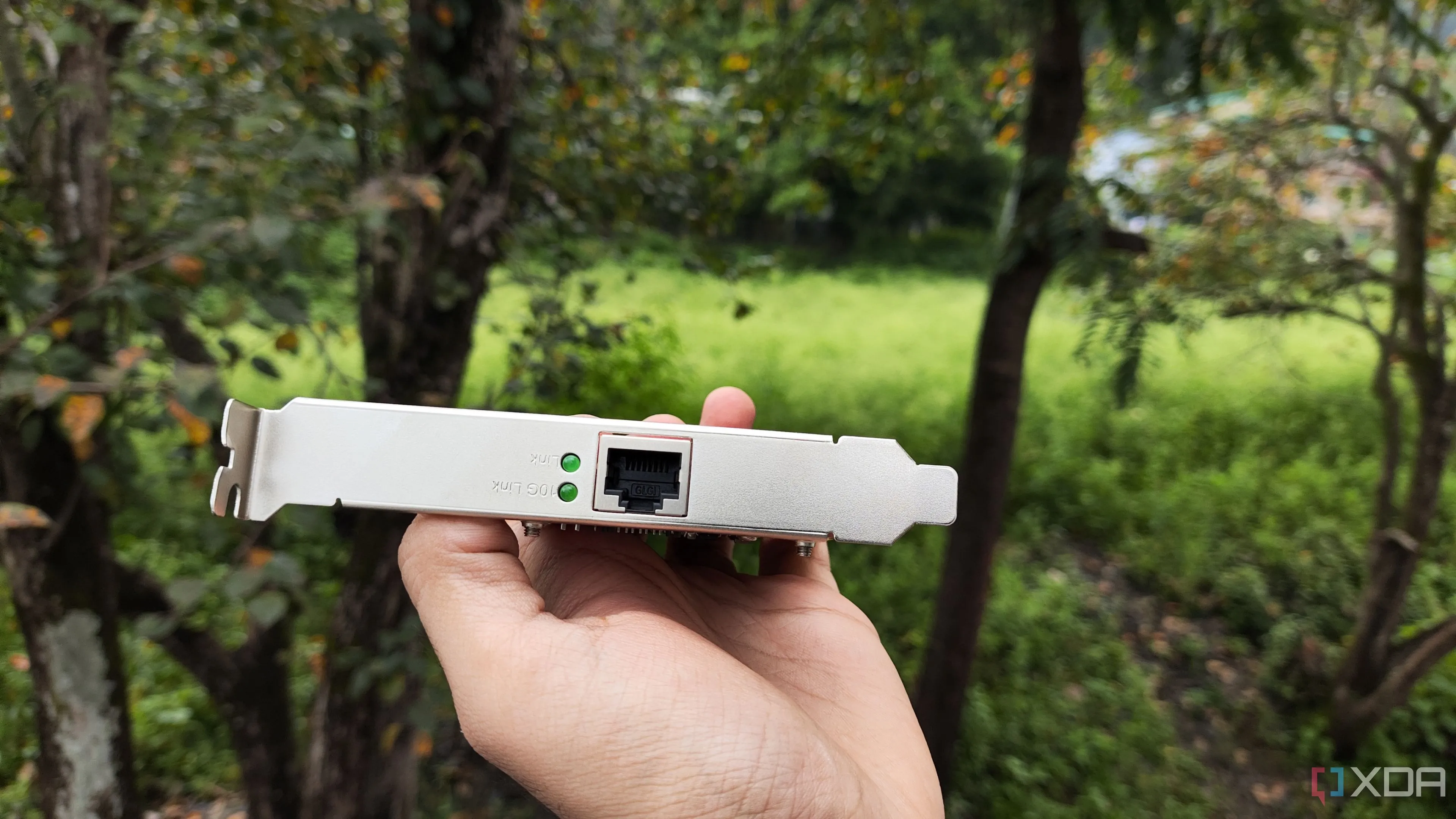Một người đang cầm trên tay chiếc card mạng TP-Link 10GbE, biểu tượng cho việc nâng cấp tốc độ kết nối mạng