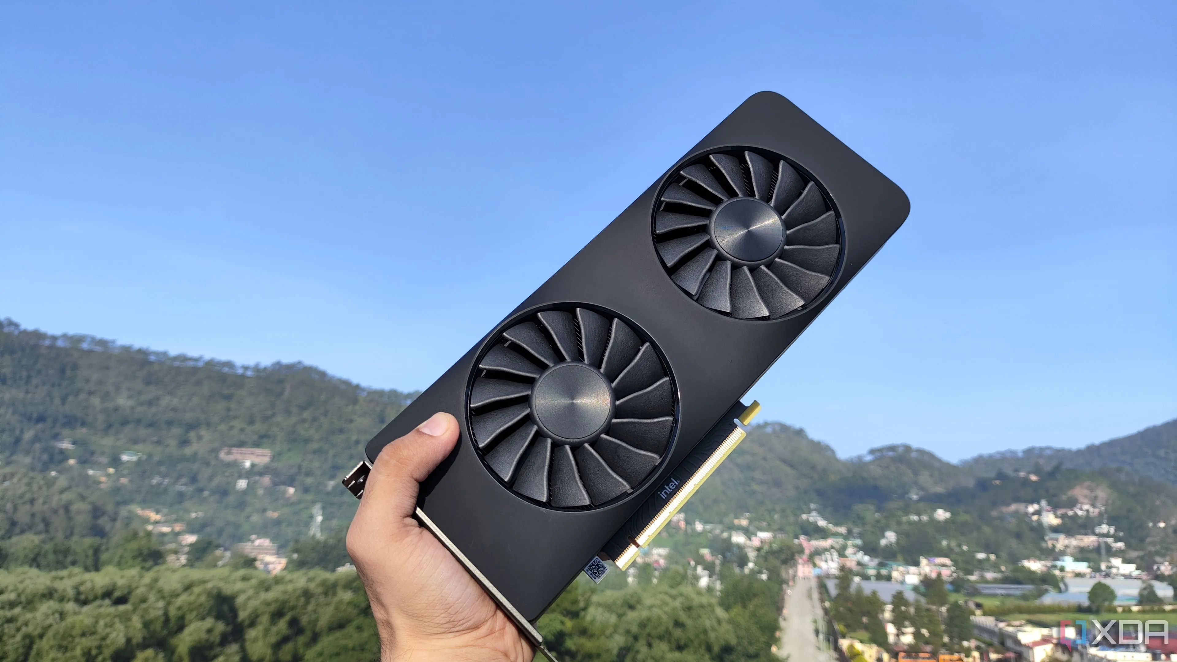 Một người dùng đang cầm card đồ họa Intel Arc A750, một mẫu GPU trong dải sản phẩm của Intel.