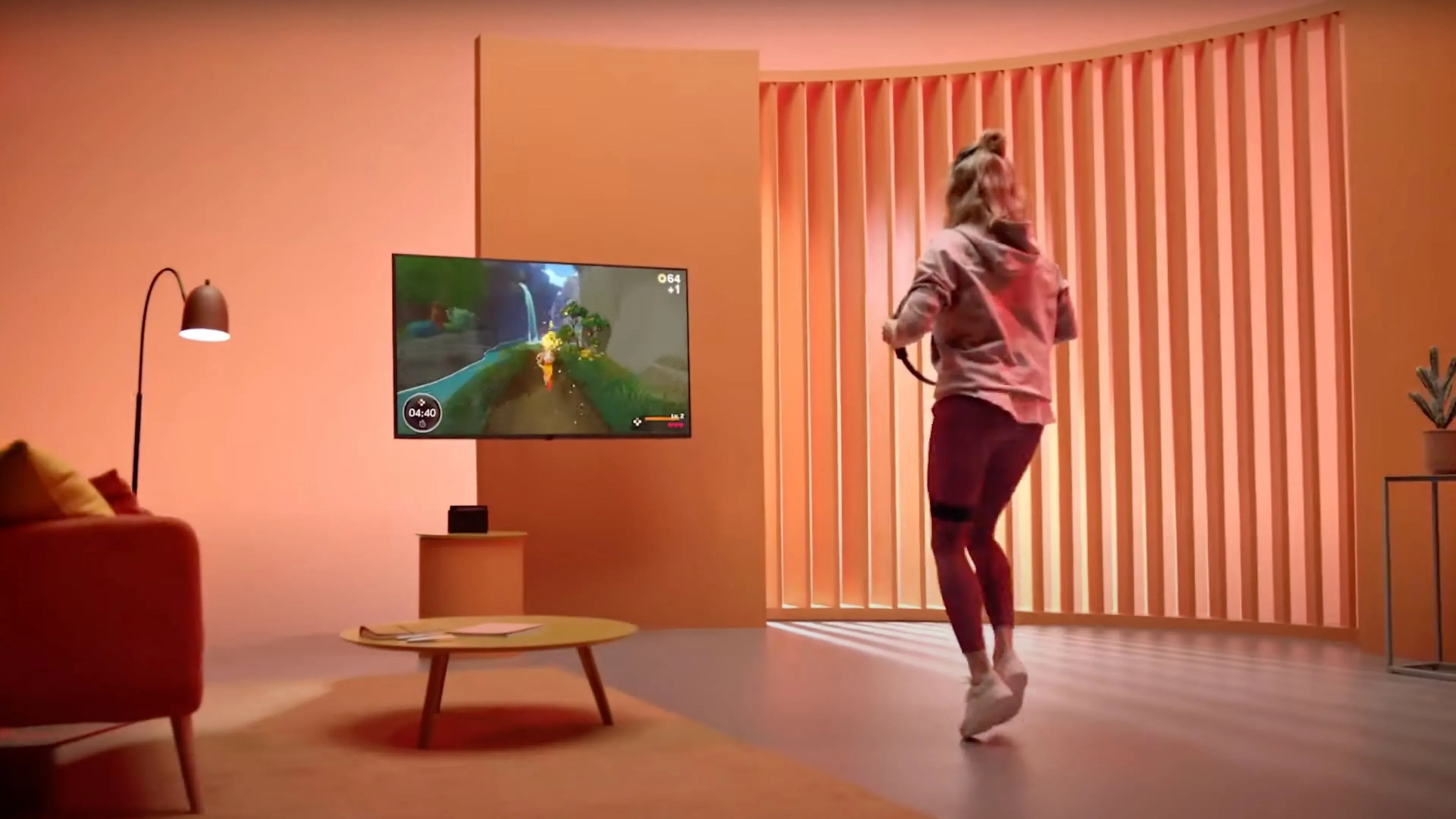 Một người phụ nữ đang chơi Ring Fit Adventure trên Nintendo Switch, sử dụng vòng Ring-Con để tập luyện