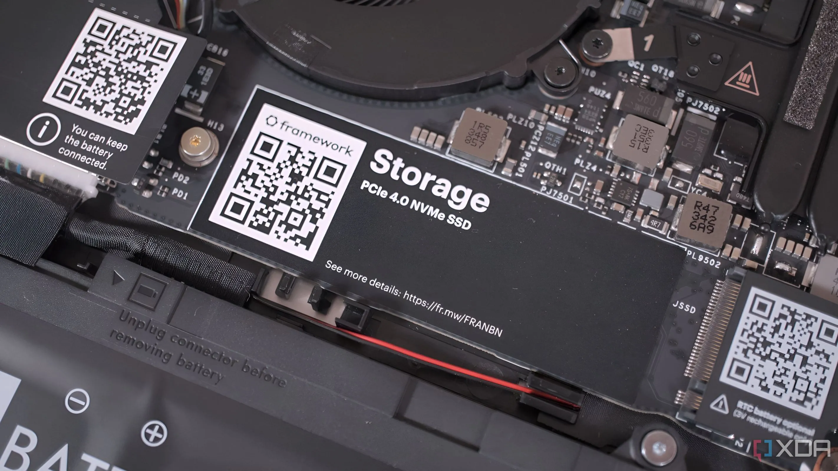 Một ổ cứng SSD NVMe PCIe 4.0 được lắp đặt vào khe cắm M.2 của laptop Framework, minh họa cho việc lựa chọn giao diện SSD phù hợp.