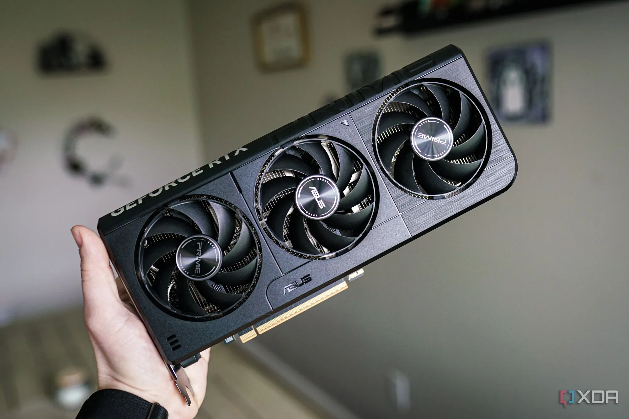 Một tay đang cầm card đồ họa Nvidia GeForce RTX 5060, minh họa kích thước và cổng kết nối.