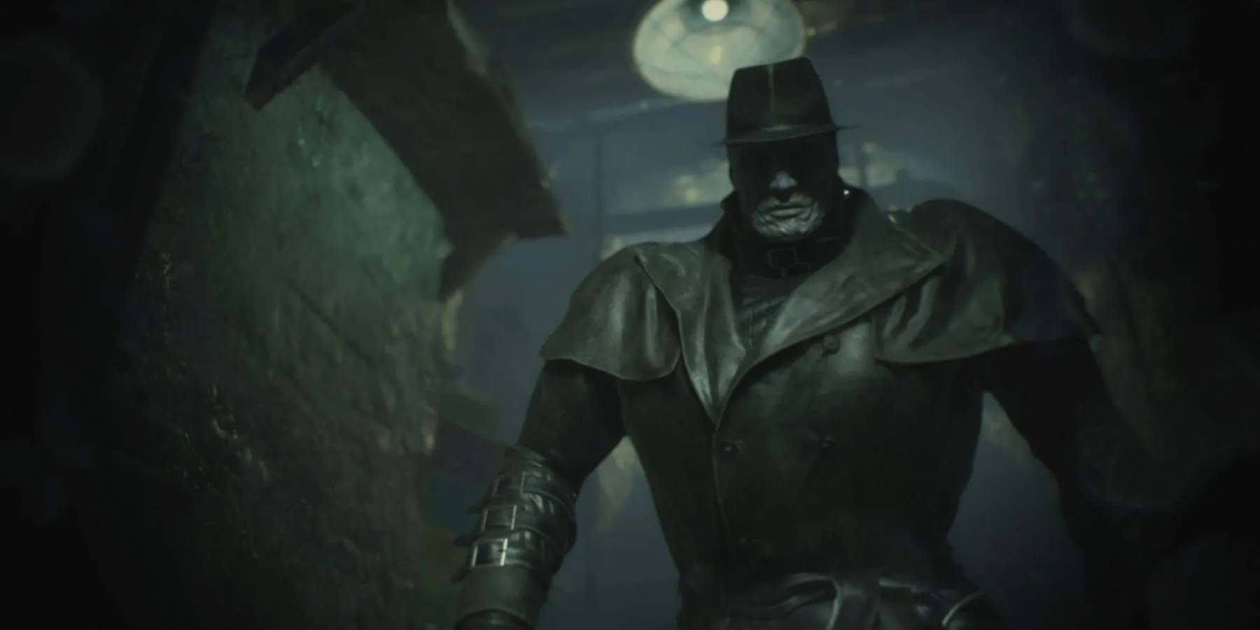 Mr. X đứng một cách đáng sợ trong bóng tối của Resident Evil 2 Remake