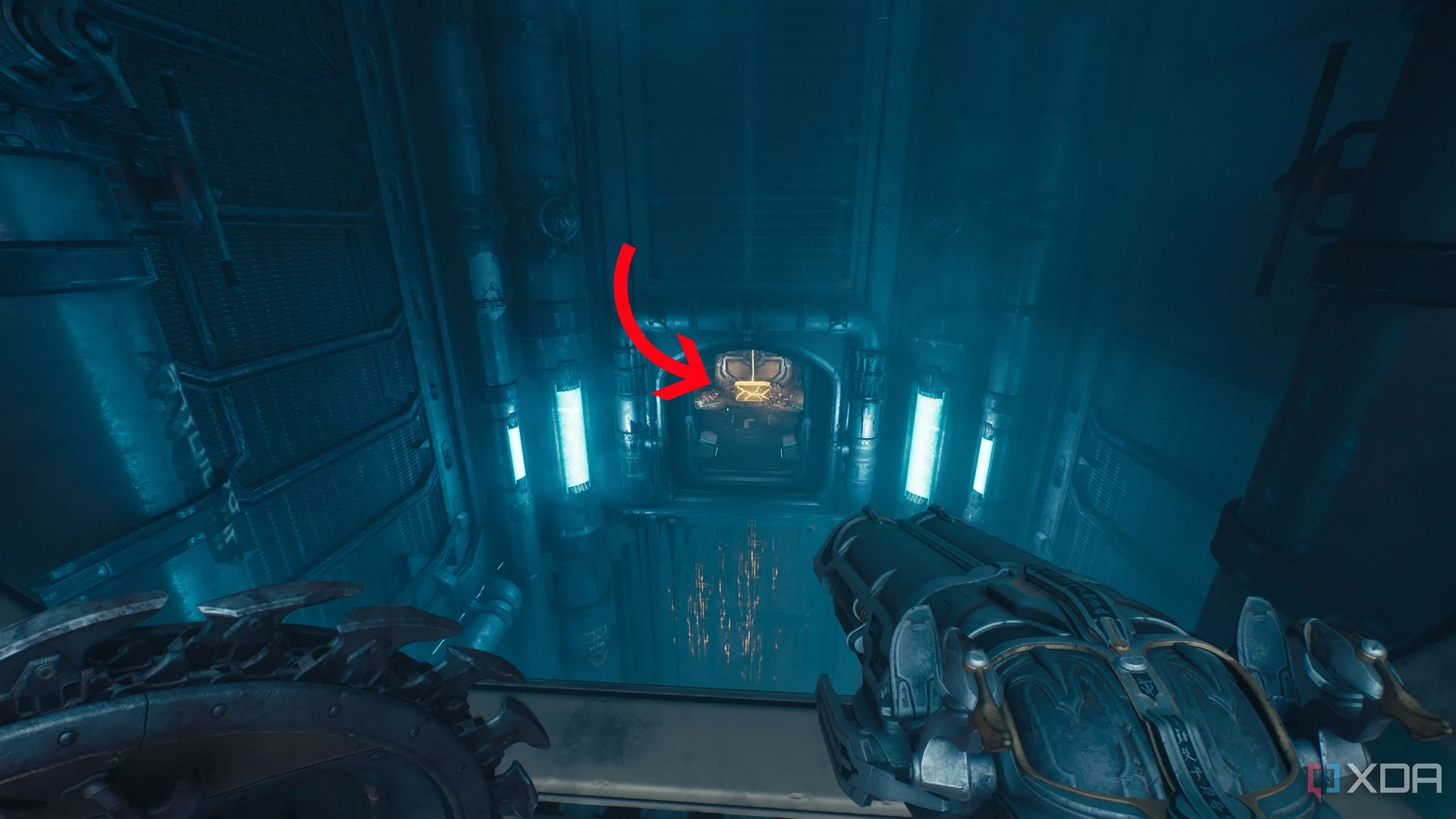 Mũi tên chỉ rương vàng (gold chest) ẩn sau bức tường, gần cổng khóa vàng trong Doom The Dark Ages.