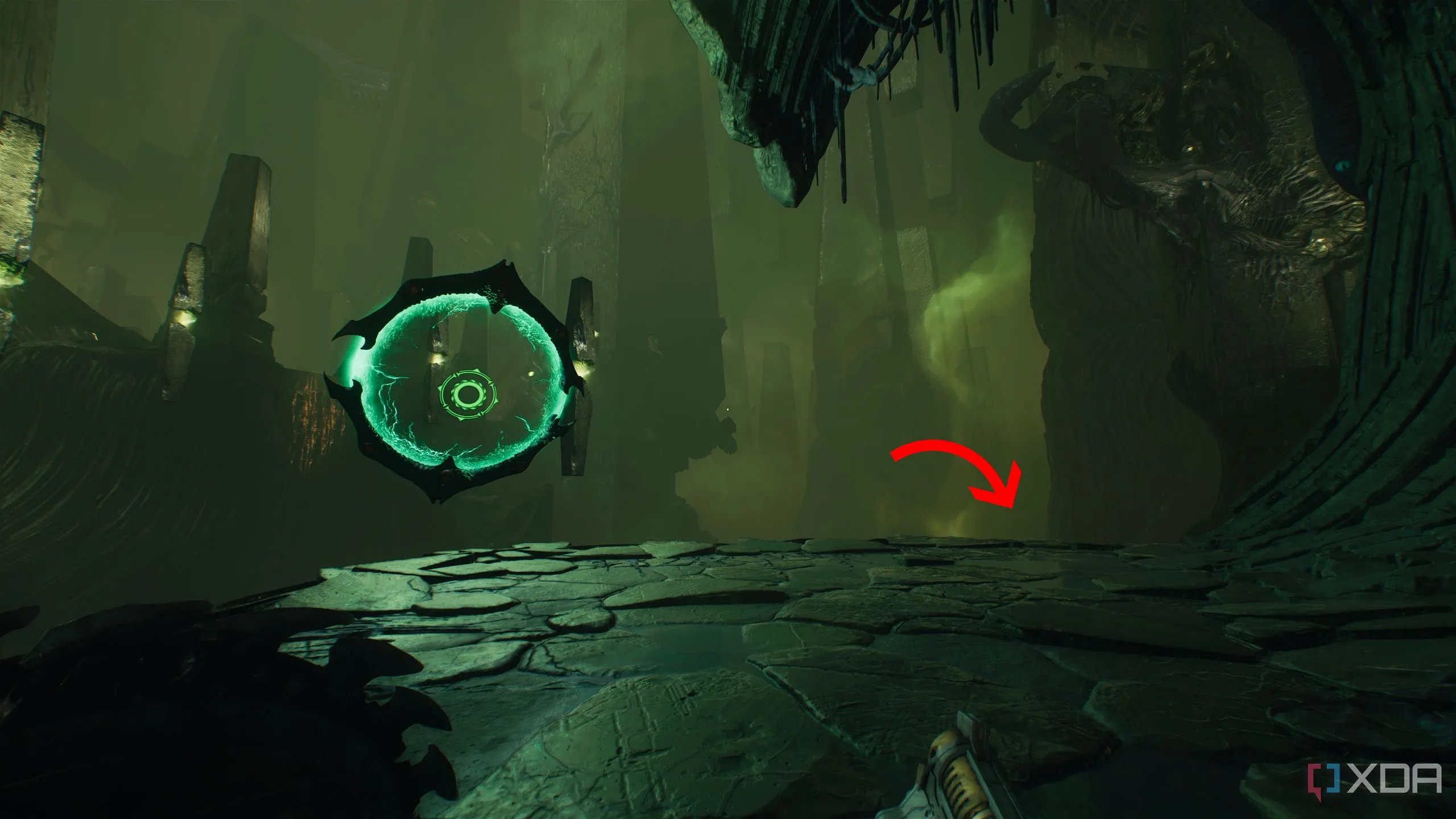 Mũi tên chỉ xuống bên phải cổng Shield Portal, vị trí cọc vàng trước khu vực bí mật 4.