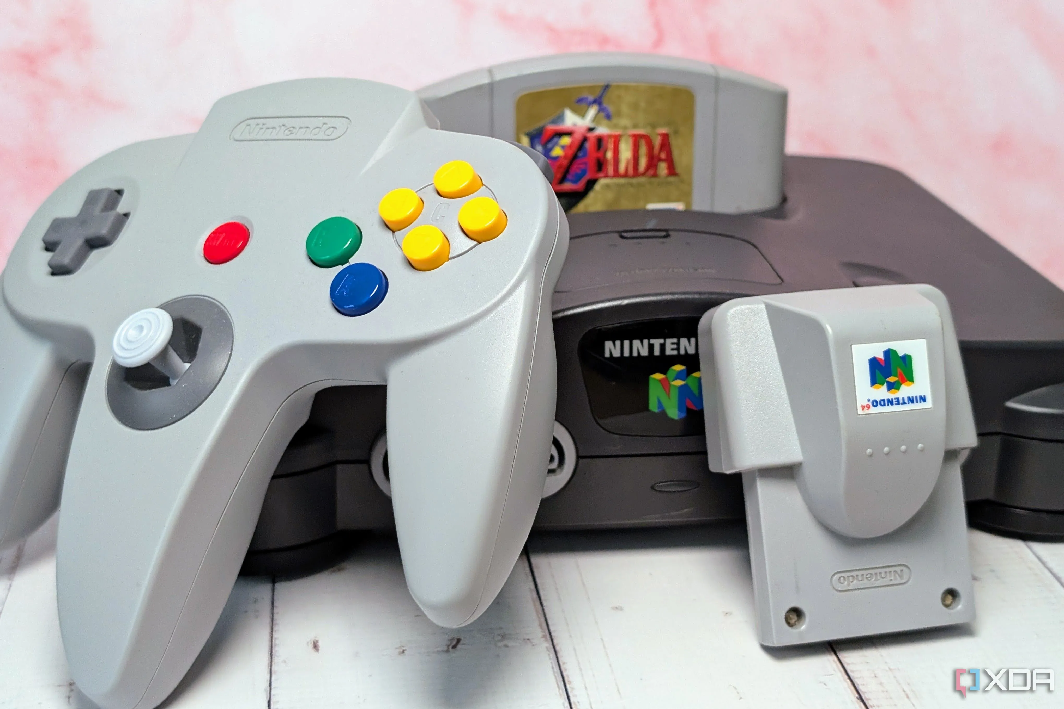 N64 máy chơi game với băng Ocarina of Time, tay cầm Rumble Pak biểu tượng của Nintendo 64