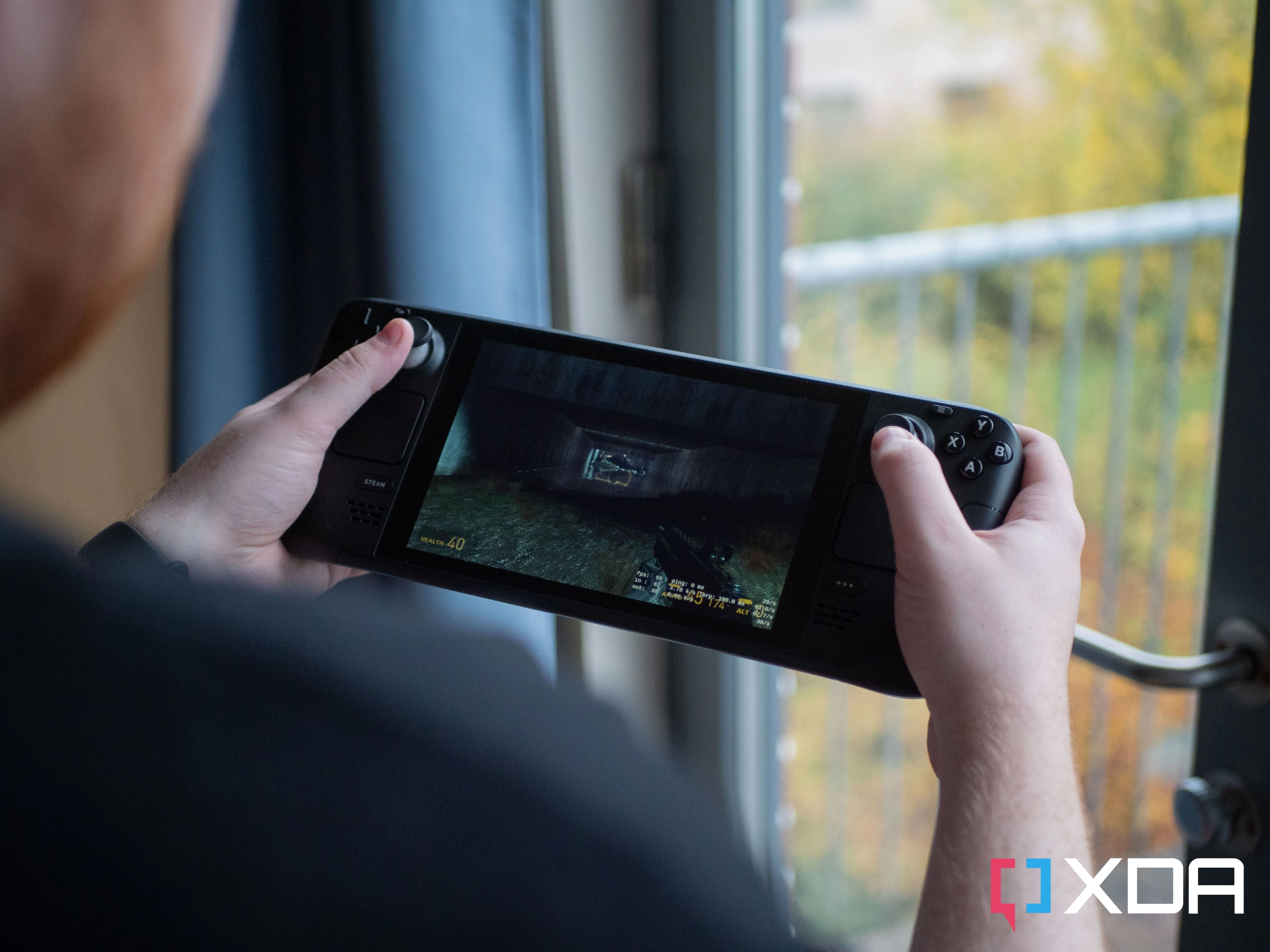 Người chơi trải nghiệm tựa game kinh điển Half-Life 2 trên thiết bị Steam Deck, minh họa cho giá trị vượt thời gian của các trò chơi hay