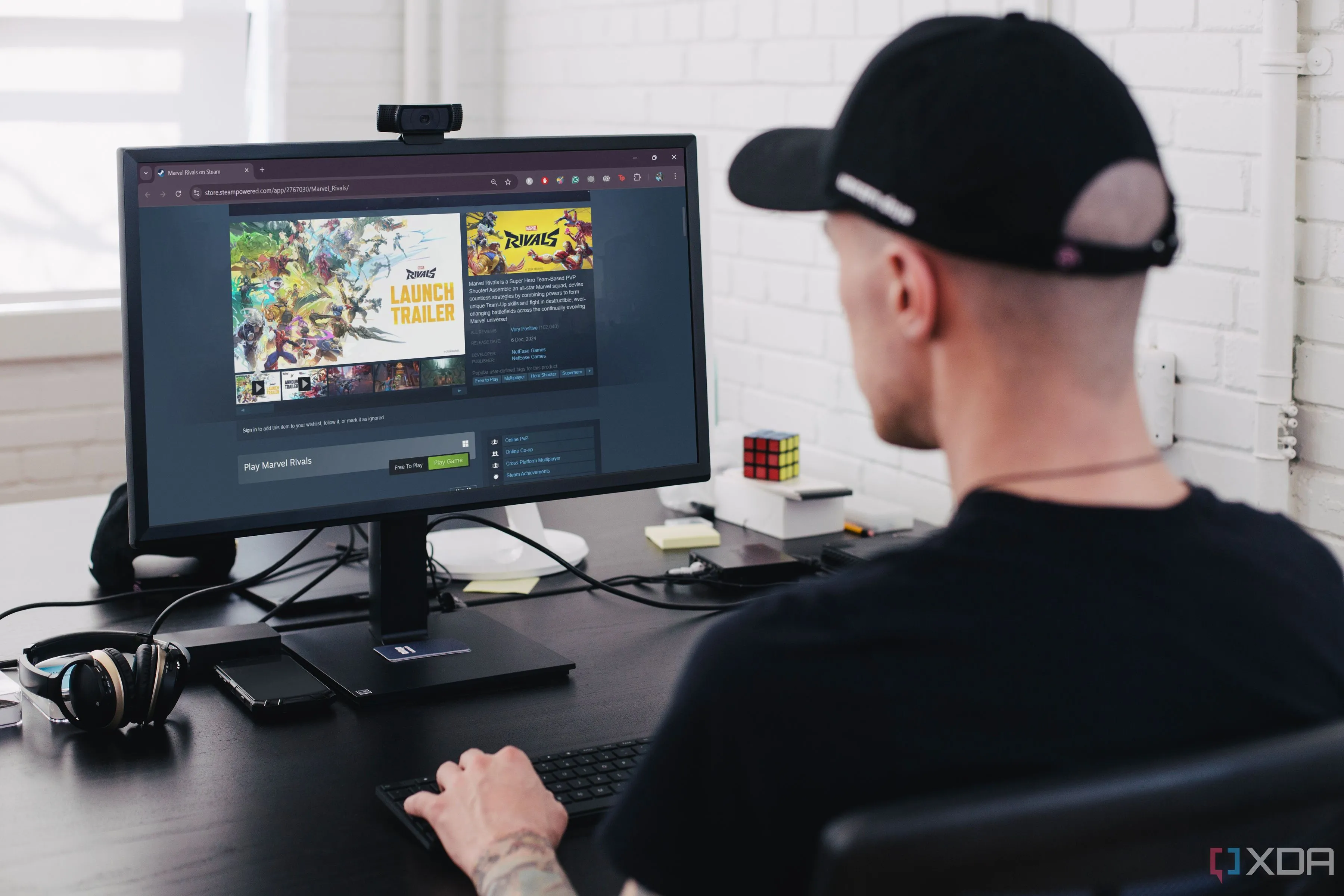 Người đàn ông đang khám phá và tải các tựa game mới trên nền tảng Steam, biểu tượng cho sự đa dạng của game indie