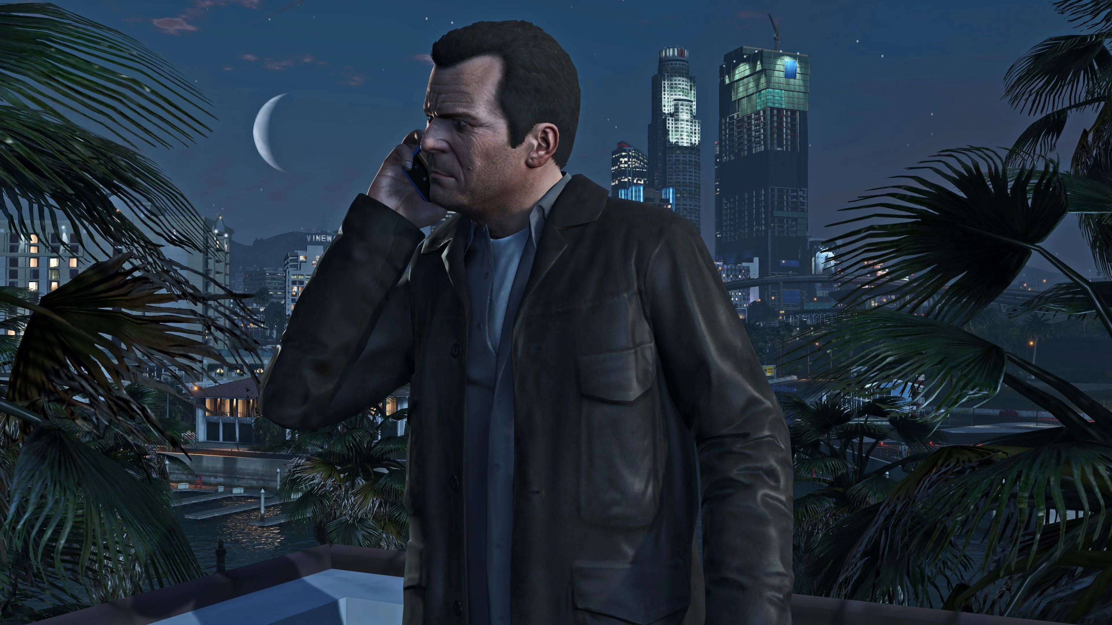 Người đàn ông gọi điện thoại trong bối cảnh thành phố về đêm của Grand Theft Auto V, minh họa cho sự phát triển của dòng game GTA