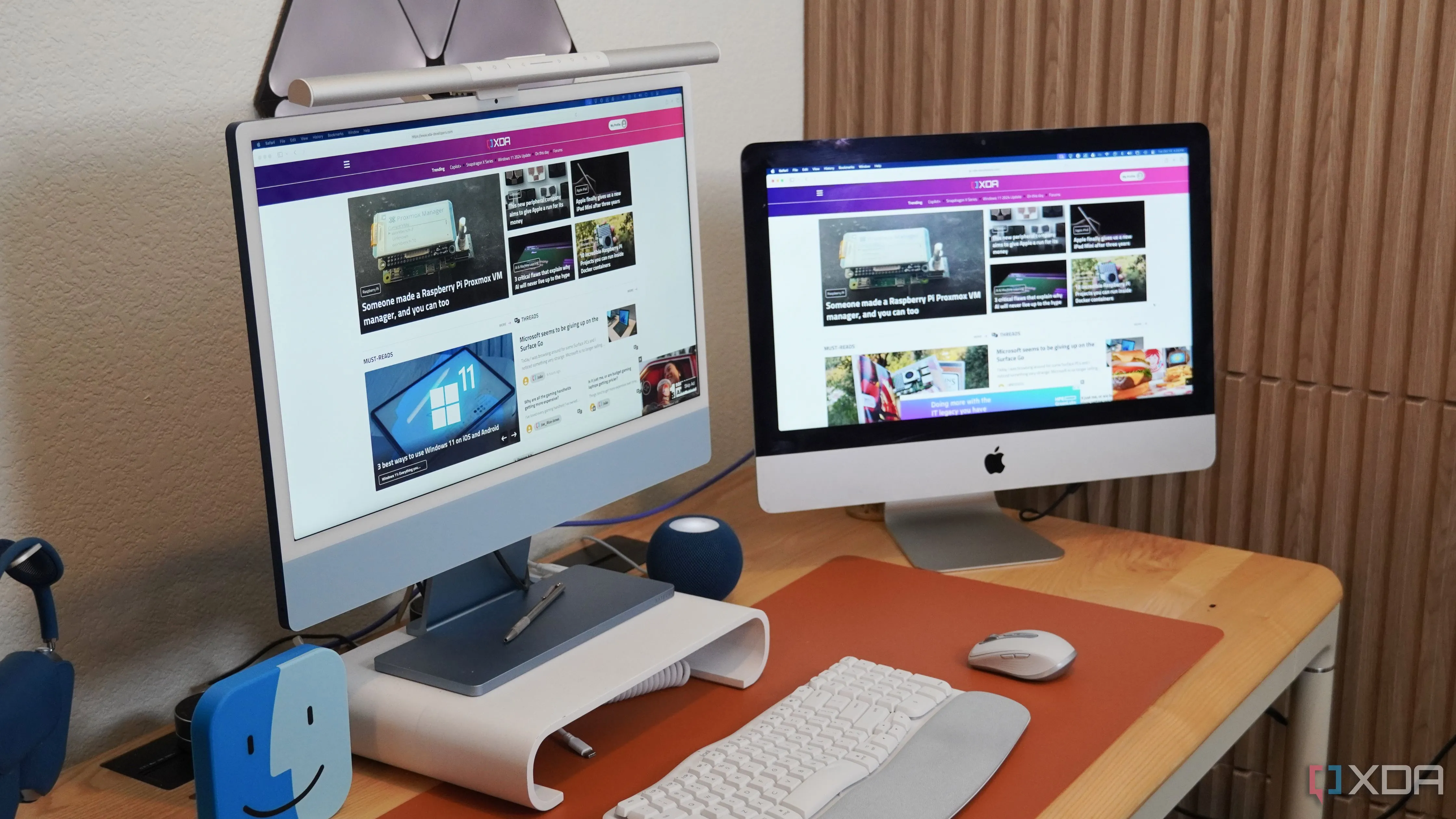Người đàn ông sử dụng iMac cũ làm màn hình phụ để làm việc, thể hiện việc tối ưu không gian làm việc.