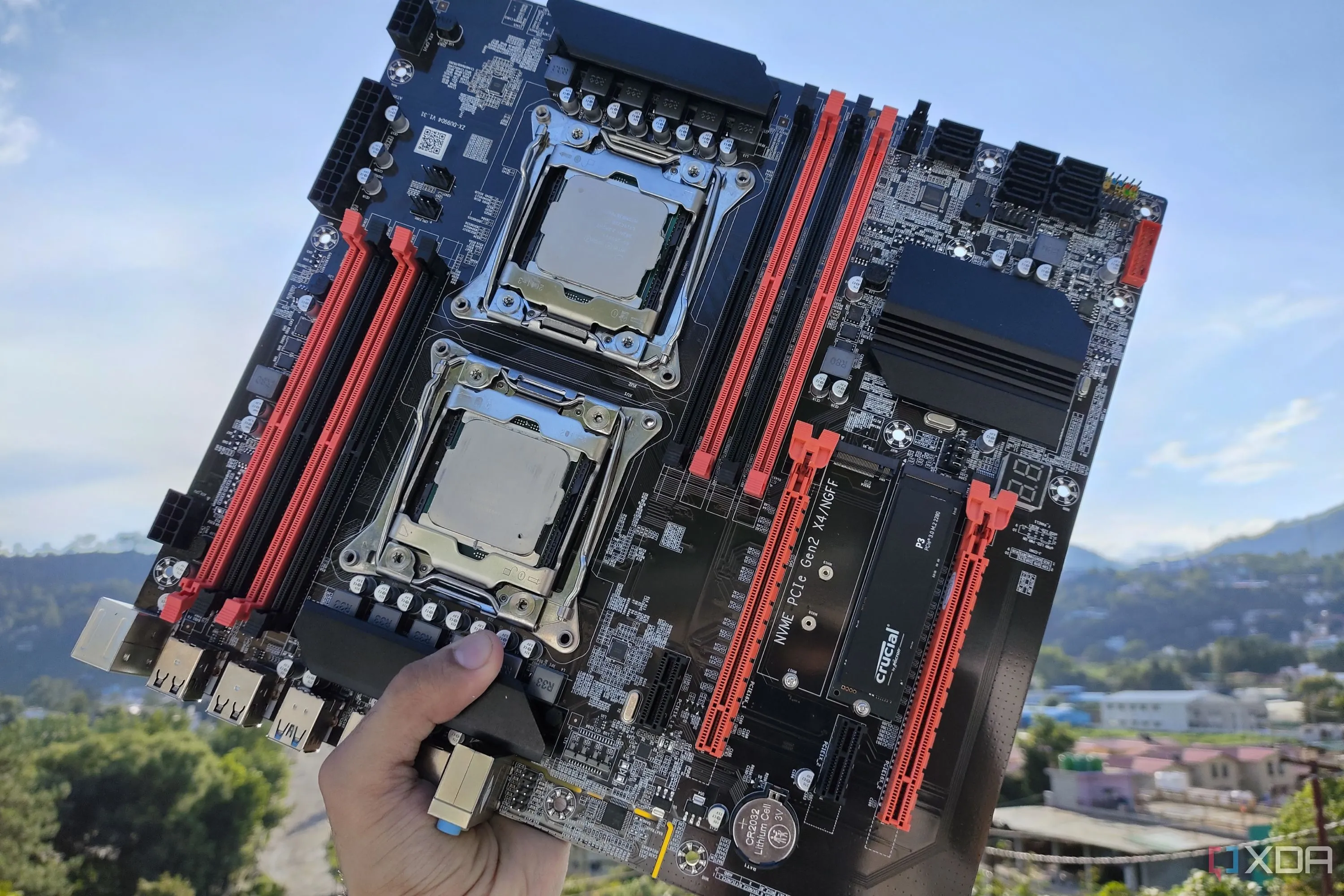 Người dùng cầm bo mạch chủ server X99 Dual-CPU, cần chú ý đến tản nhiệt VRM và chipset