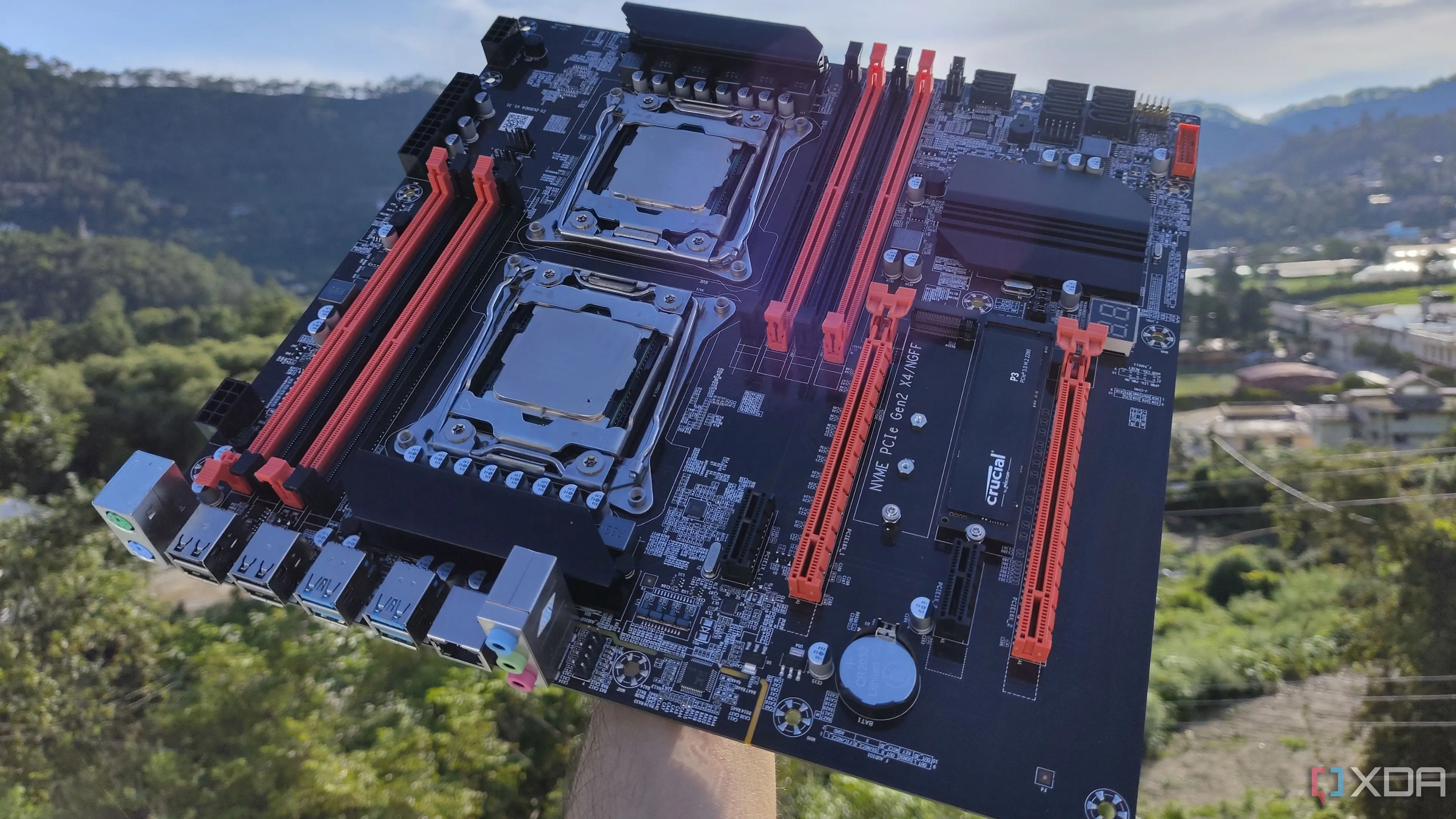 Người dùng cầm bo mạch chủ server X99 với hai CPU Intel Xeon, cho thấy linh kiện chuyên dụng cho Home Lab