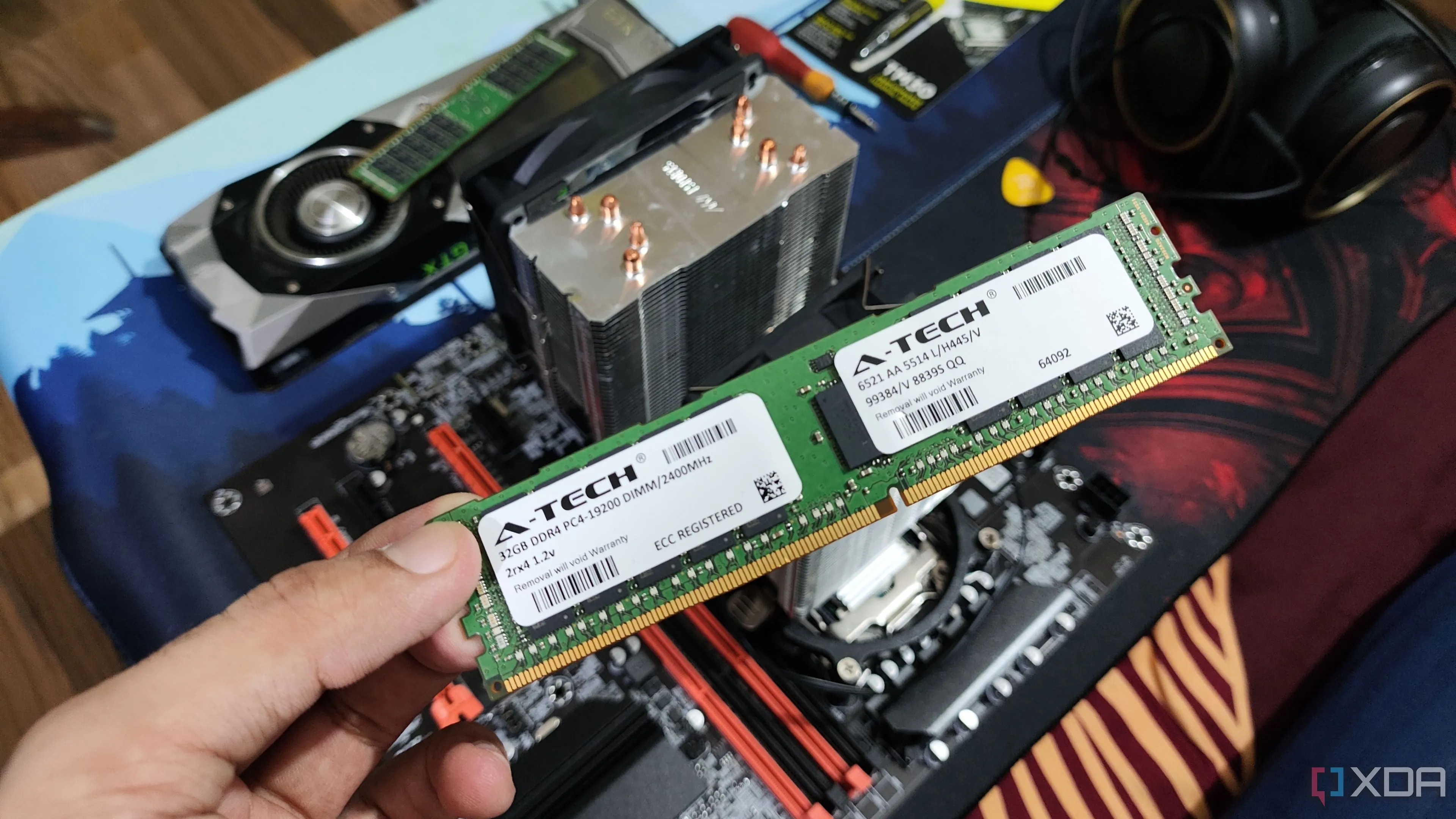 Người dùng cầm mô-đun bộ nhớ RAM ECC, phía sau là máy tính chủ, tai nghe và card đồ họa GTX 1080, nhấn mạnh sự cần thiết của ECC cho độ tin cậy.