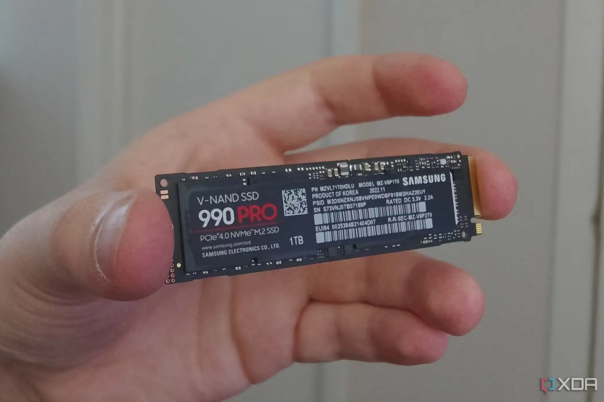 Người dùng cầm ổ cứng SSD Samsung 990 Pro M.2 4TB