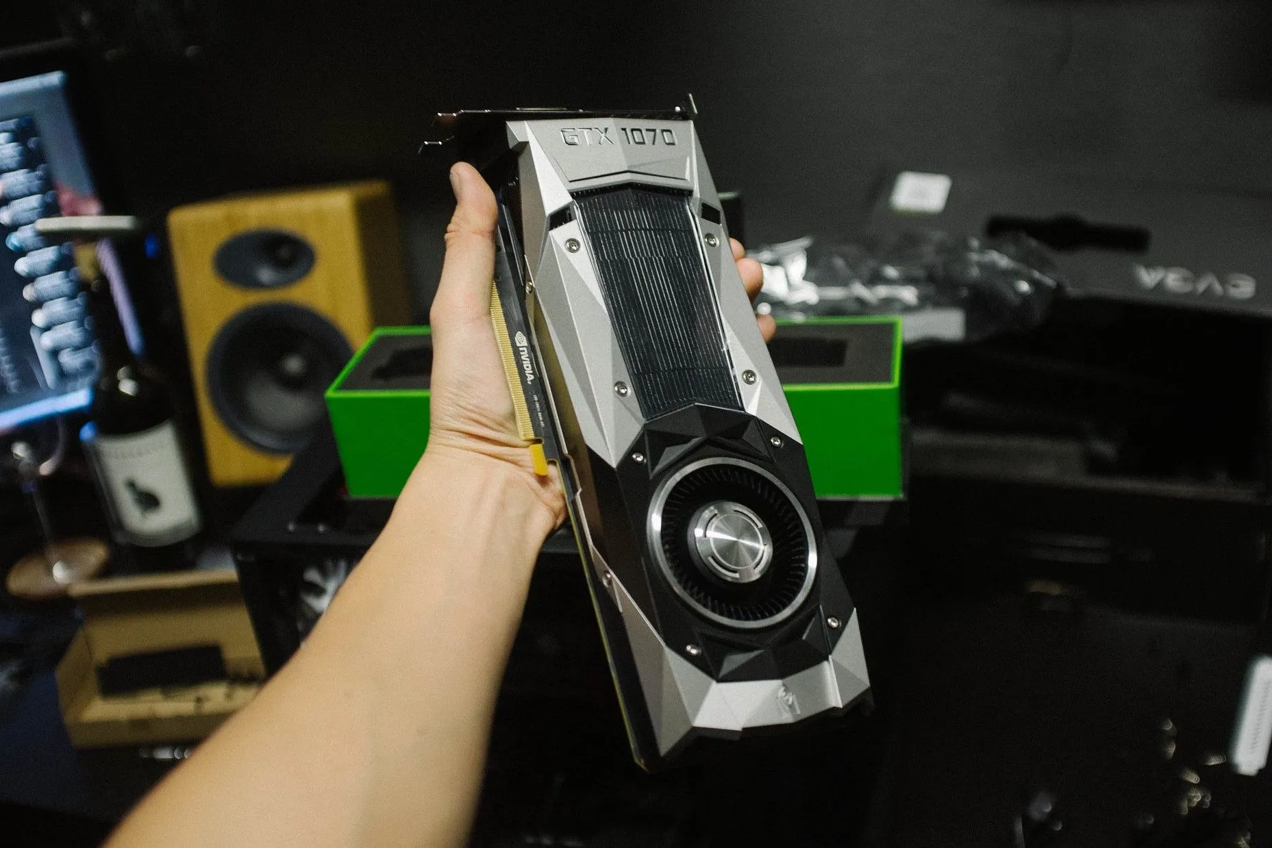 Người dùng đang cầm chiếc card đồ họa GTX 1070 Founders Edition đã qua sử dụng, một lựa chọn phổ biến cho cấu hình PC gaming siêu rẻ.
