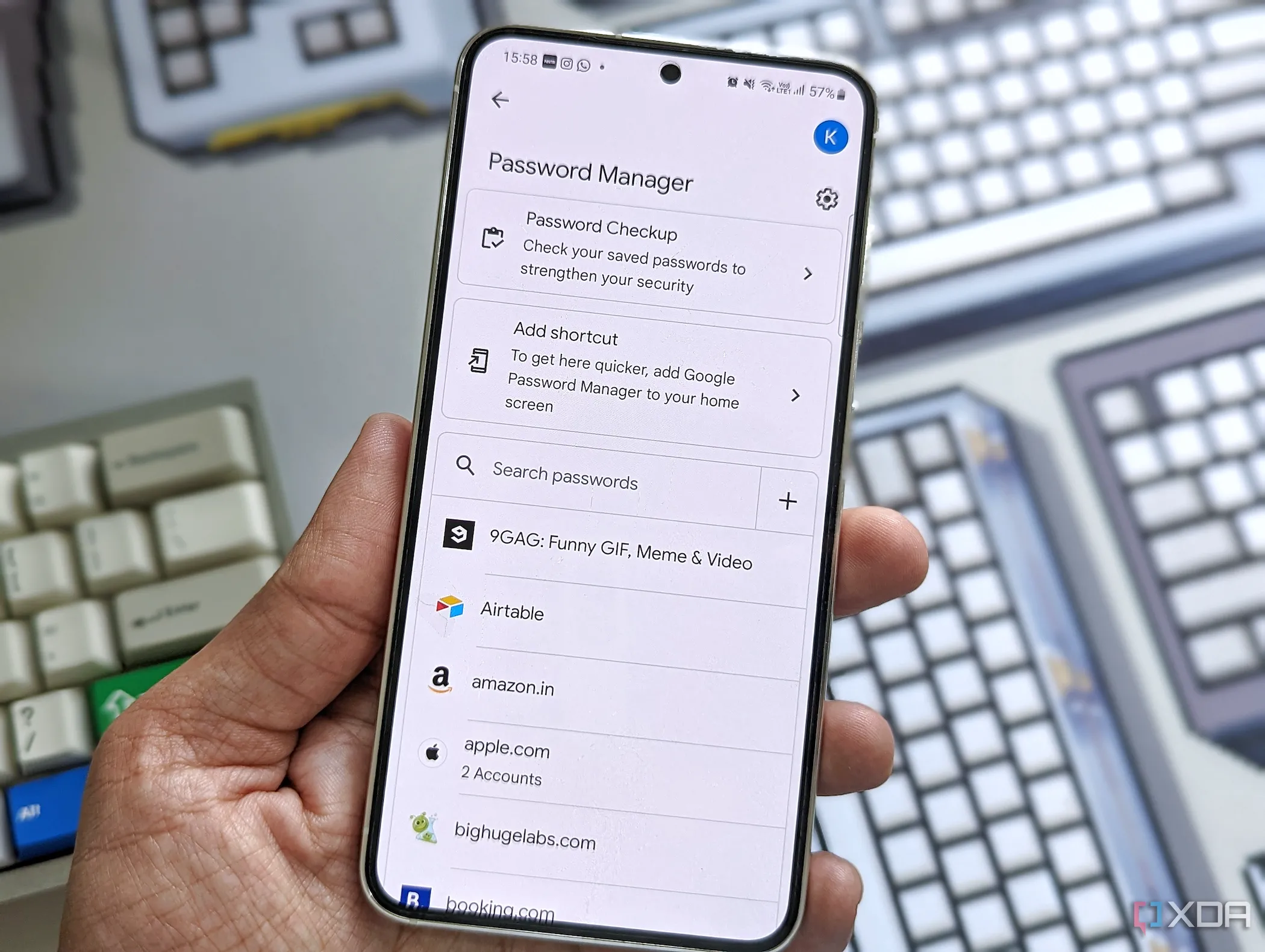 Người dùng đang cầm điện thoại Samsung Galaxy S23 hiển thị ứng dụng Google Password Manager
