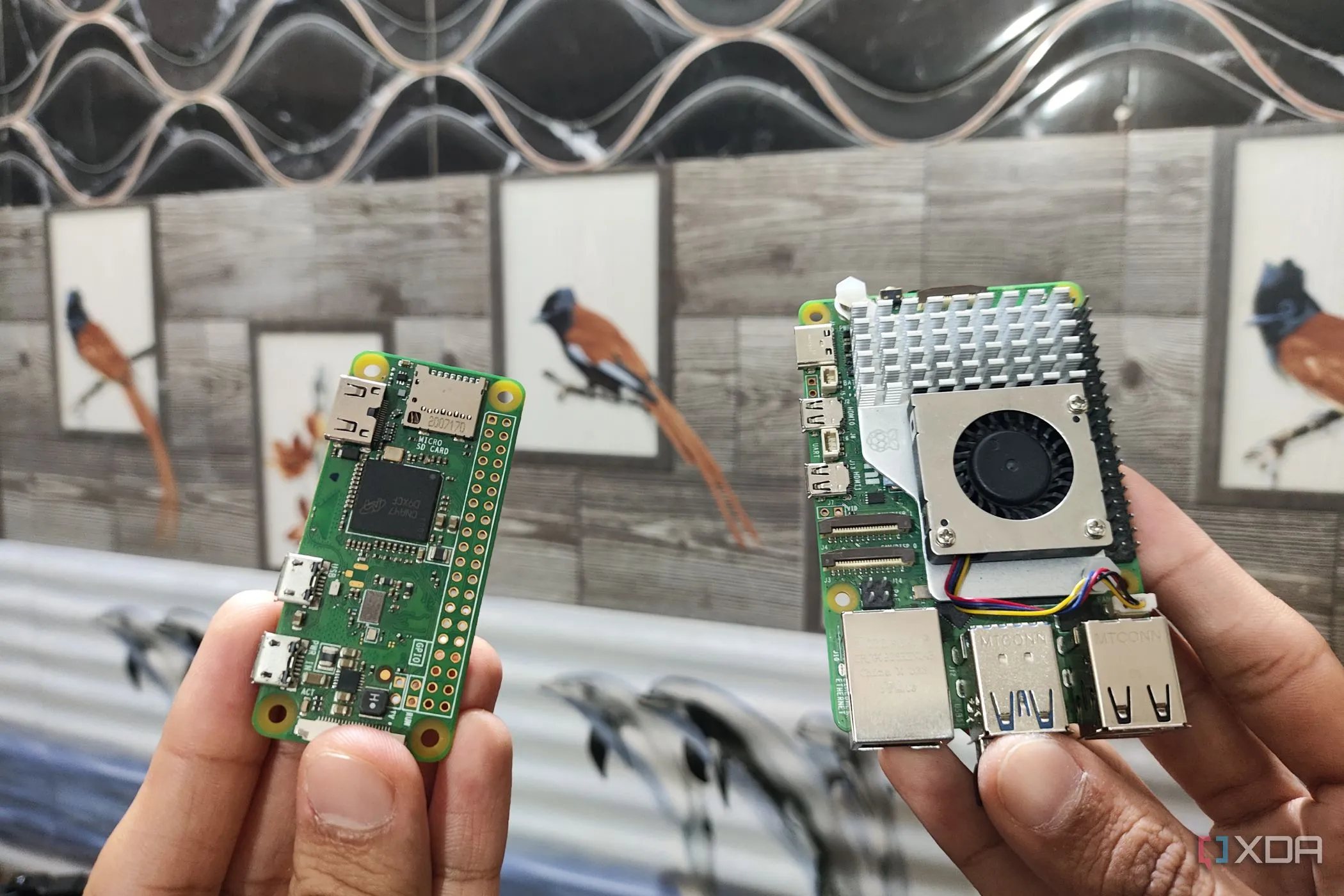 Người dùng đang cầm Raspberry Pi 5 và Raspberry Pi Zero W, thể hiện tiềm năng của các bo mạch nhỏ trong việc xây dựng hệ thống nhà thông minh cá nhân.