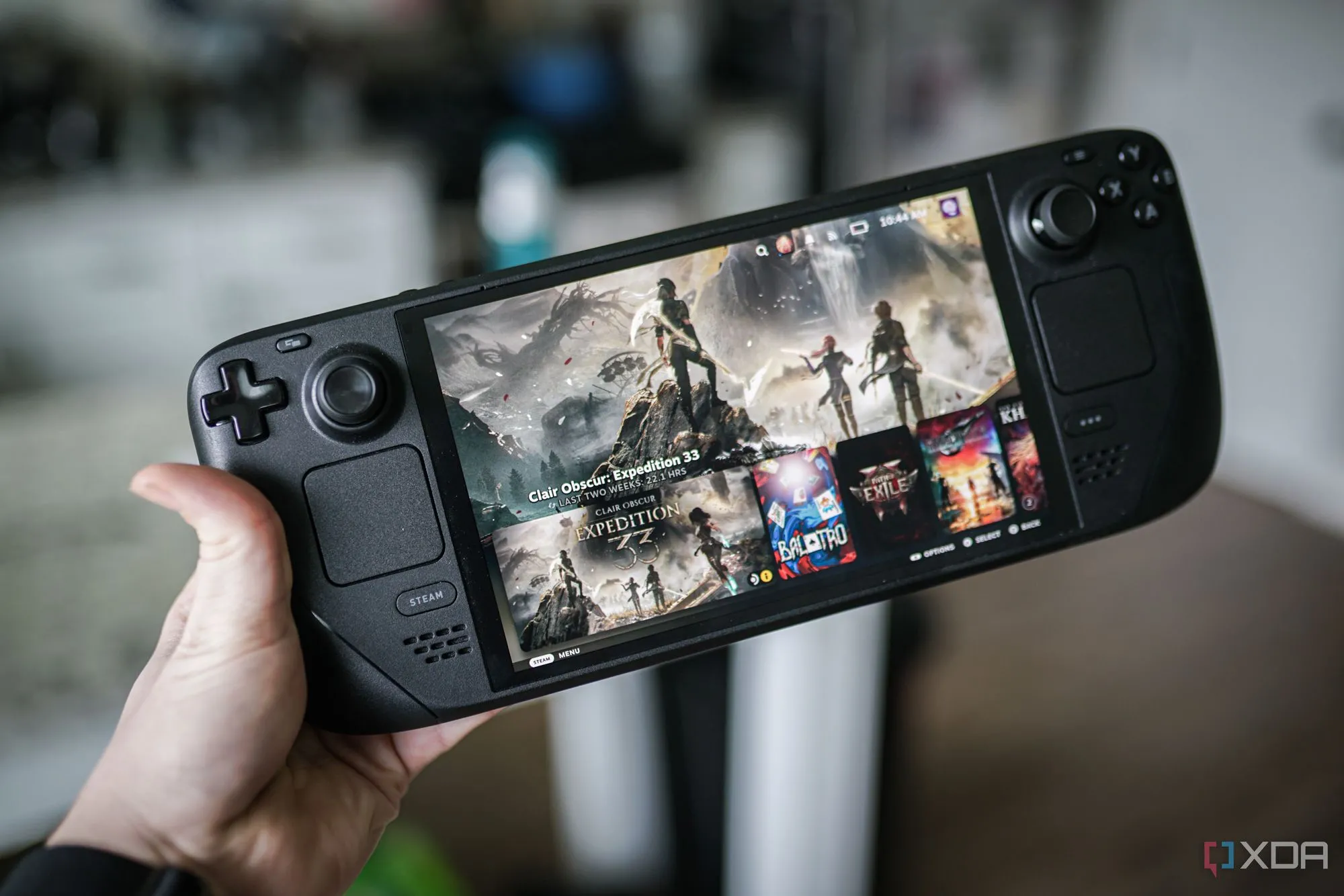 Người dùng đang cầm Steam Deck, minh họa cho việc tài khoản Steam cần được bảo mật cẩn thận