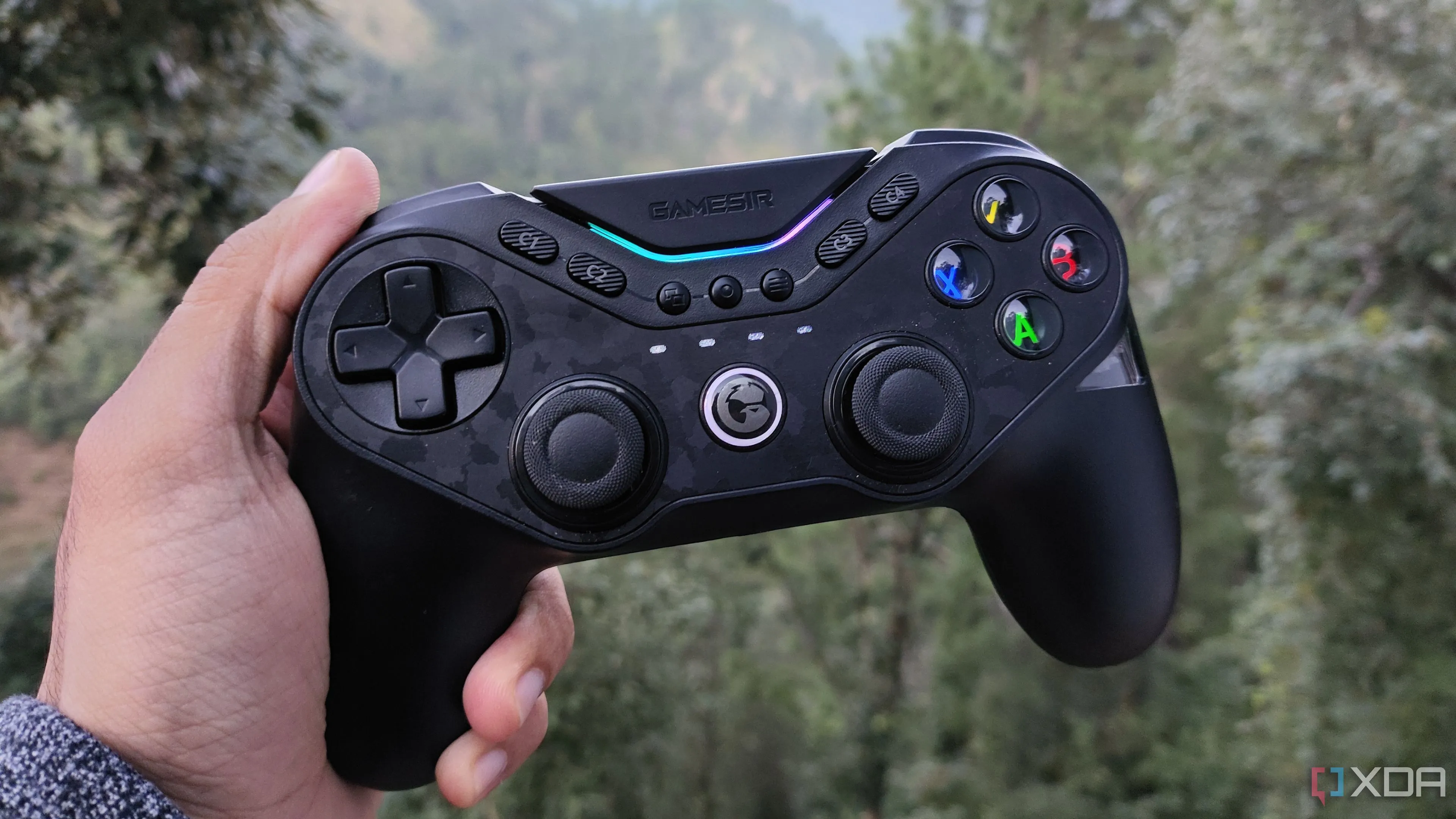 Người dùng đang cầm tay cầm GameSir Tarantula Pro để trải nghiệm game trên thiết bị giả lập