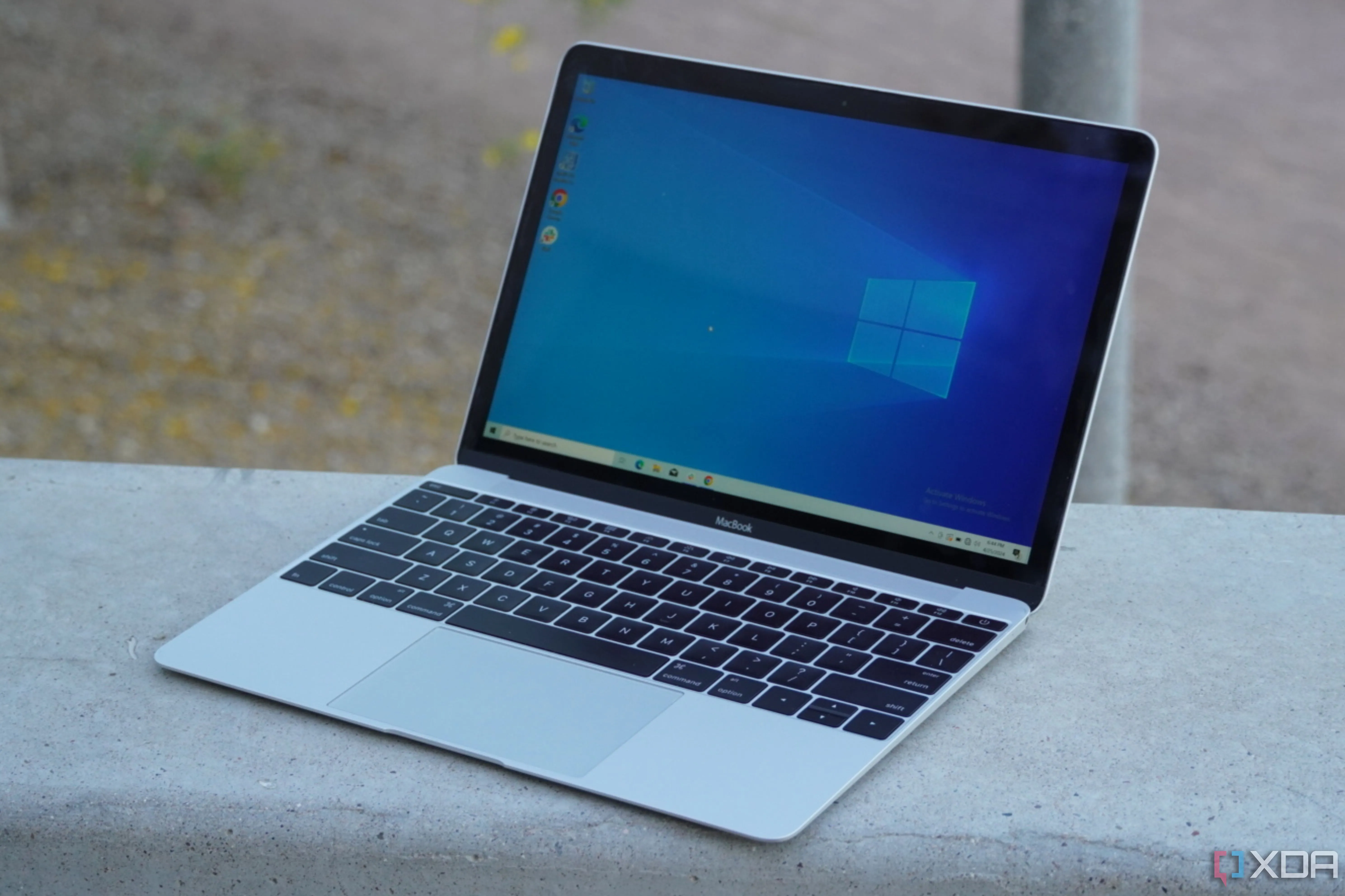 Người dùng đang chạy Windows 10 trên một chiếc MacBook 12 inch
