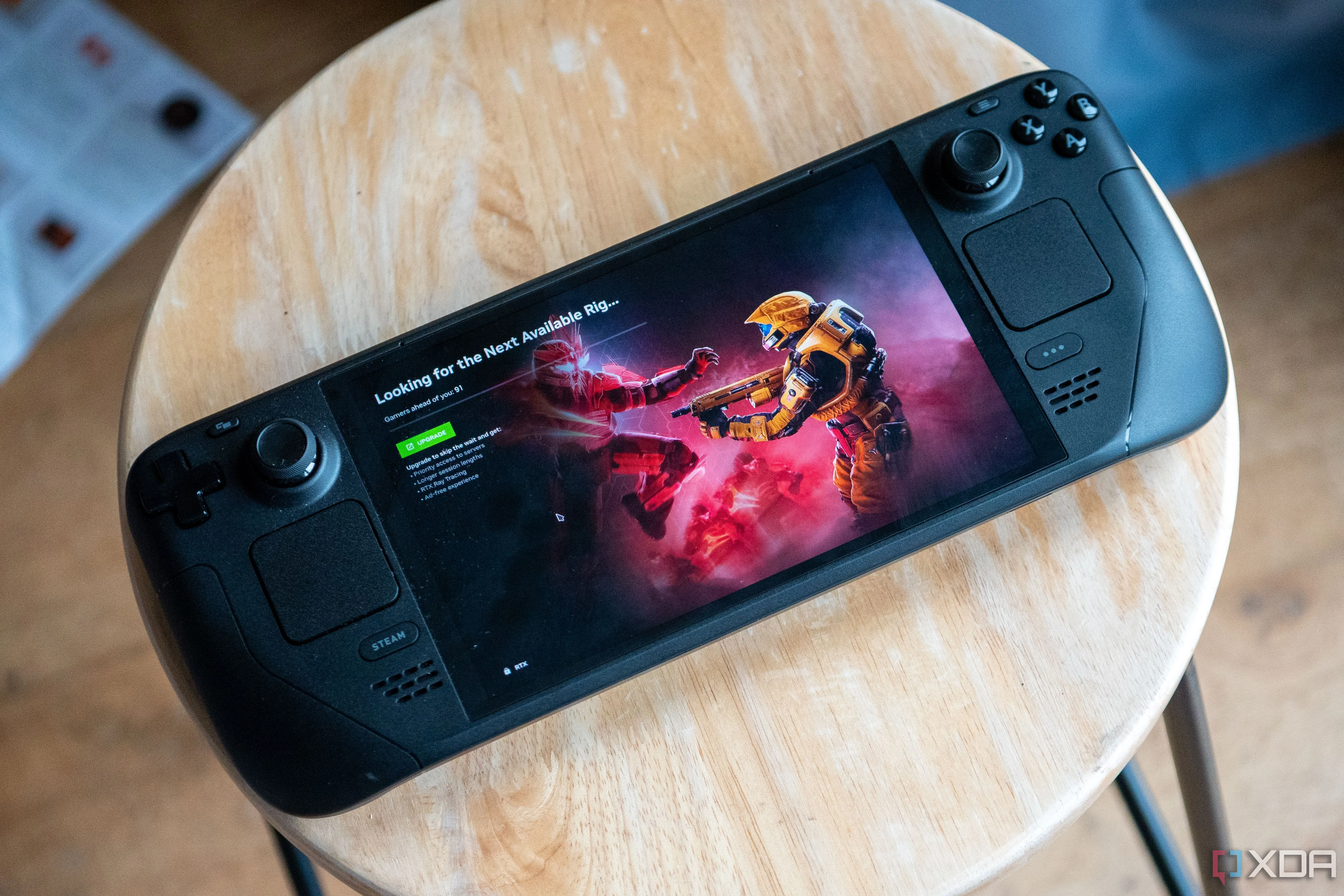 Người dùng đang chơi game trên GeForce Now Ultimate trên Steam Deck OLED