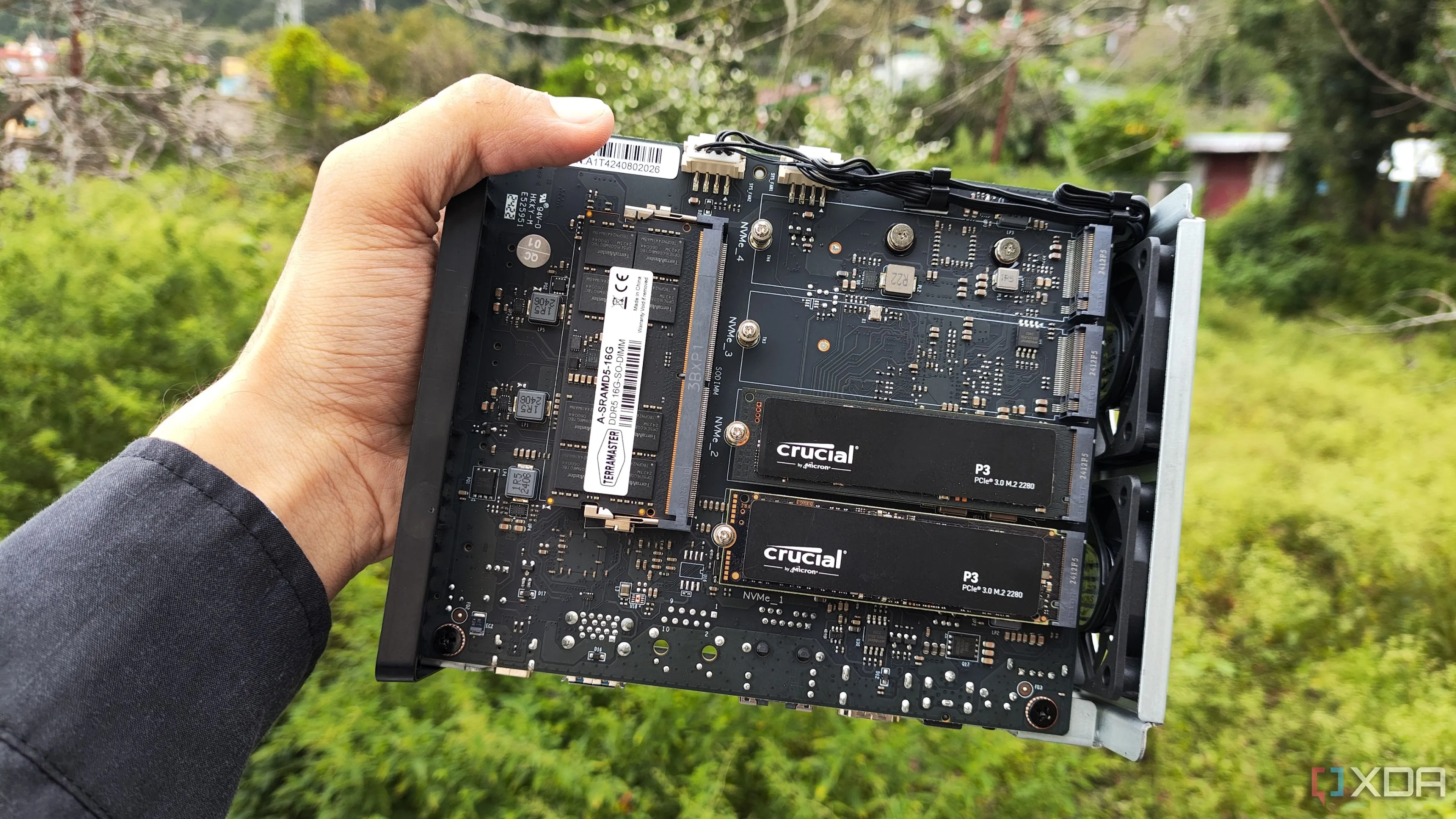 Người dùng đang lắp hai ổ SSD PCIe 3 vào TerraMaster F8 SSD Plus, minh họa cho việc sử dụng SSD làm cache cho NAS.