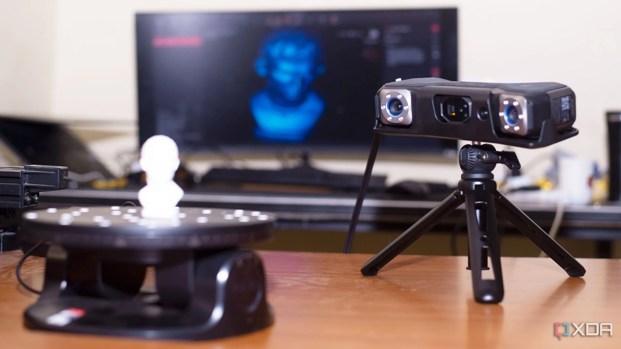 Người dùng đang thực hiện quét vật thể bằng máy scan 3D để tạo file in 3D