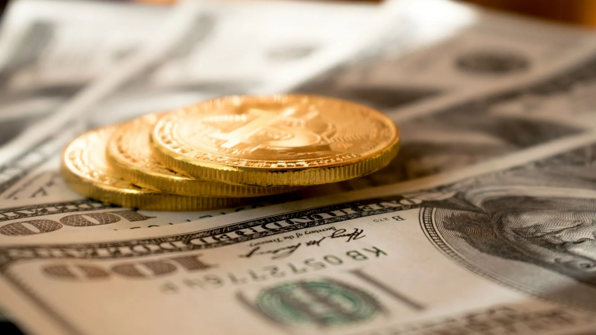 Người dùng đang xem báo cáo chi tiêu cá nhân trên ứng dụng quản lý tài chính