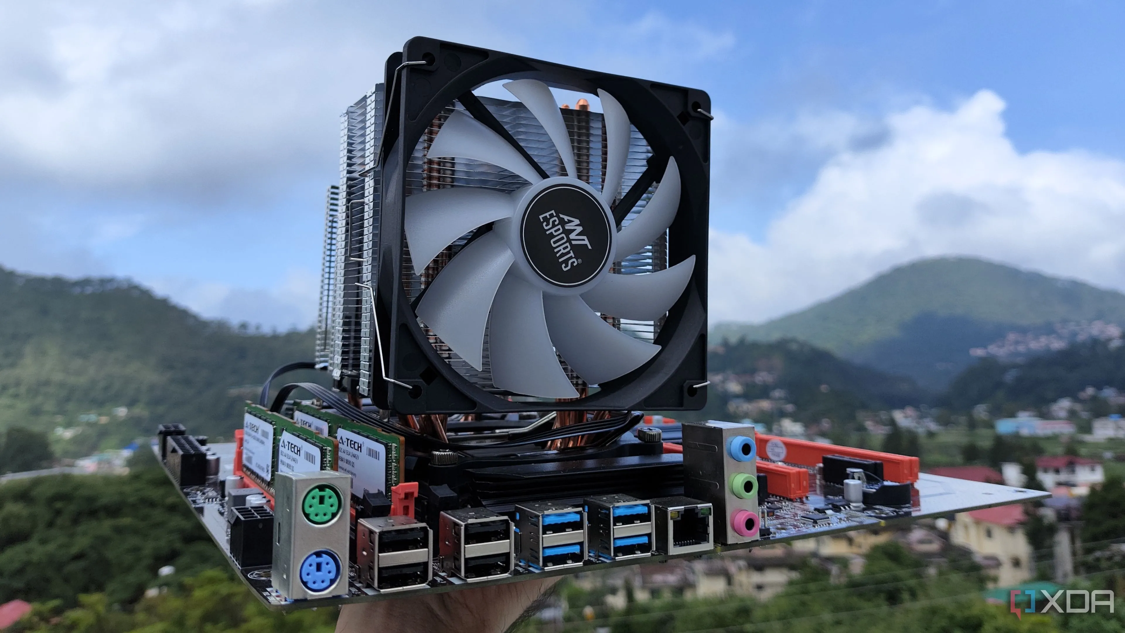 Người dùng kiểm tra bo mạch chủ máy chủ để xây dựng hệ thống home lab