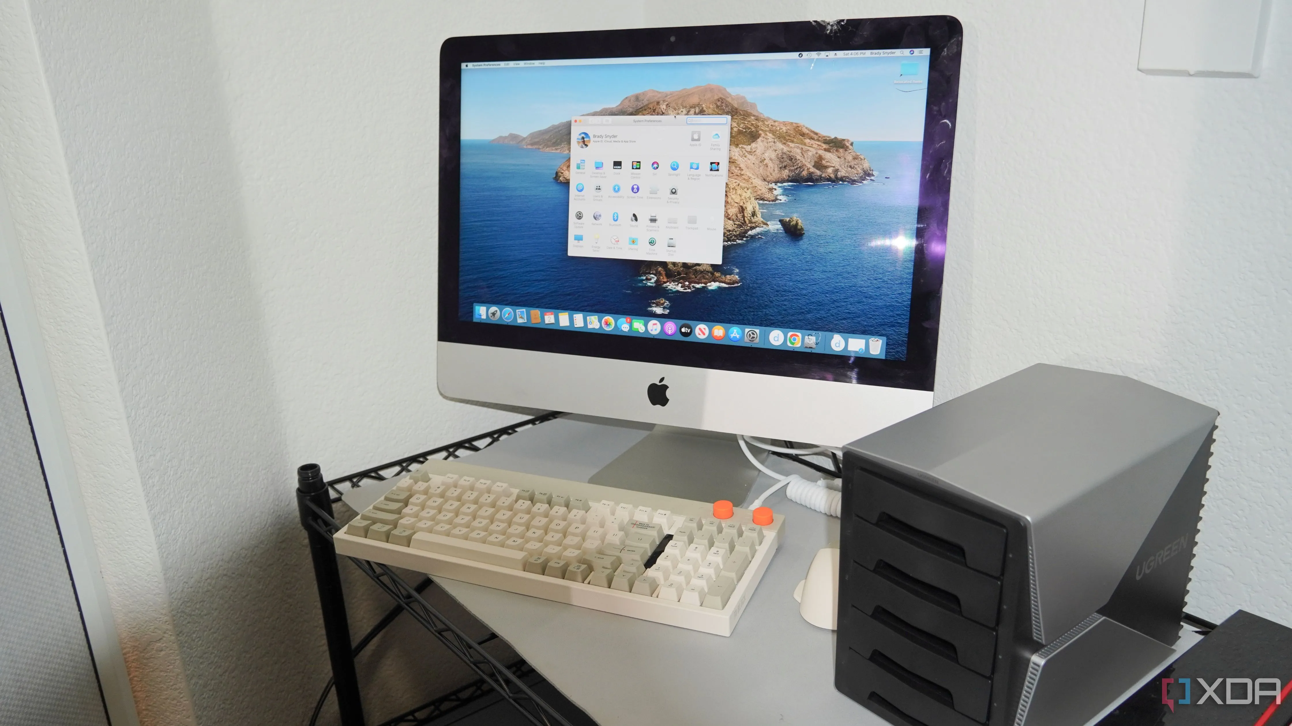 Người dùng phát trực tuyến phim trên iMac đã kết nối với ổ cứng NAS hoặc DAS.