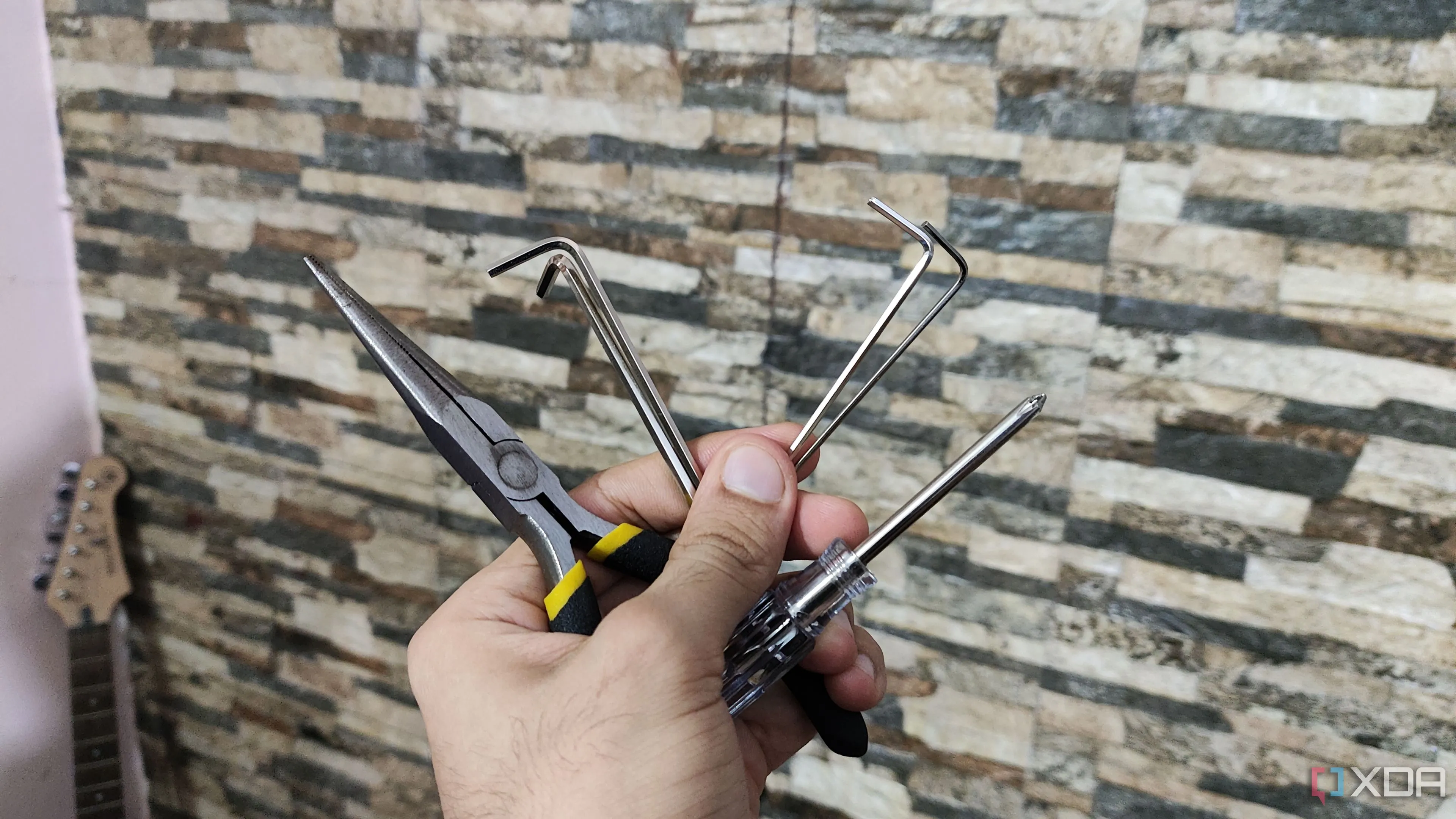 Người dùng sắp xếp dụng cụ máy in 3D vào khay đựng tiện lợi