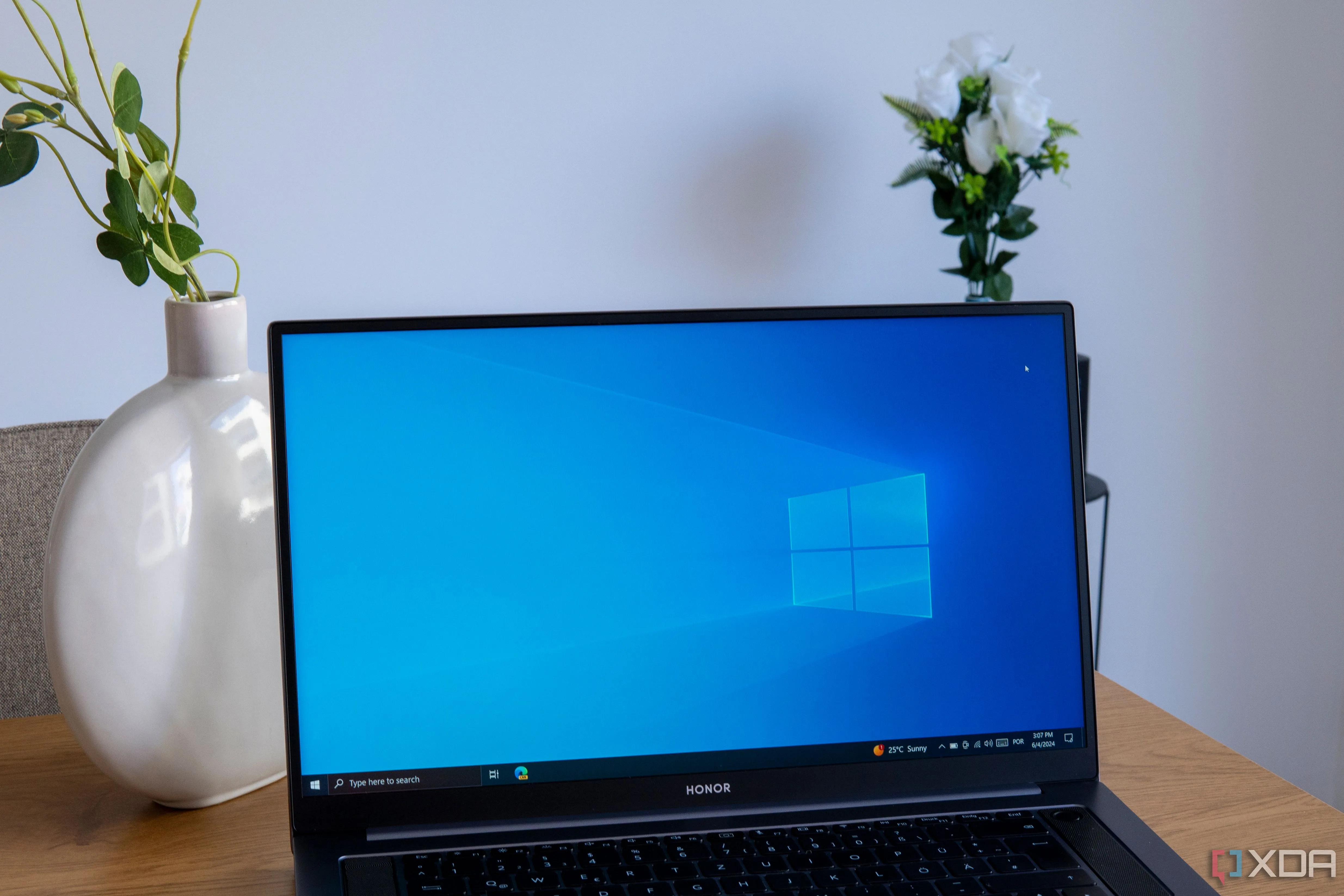 Người dùng sử dụng laptop chạy Windows 10, một hệ điều hành sắp hết hạn hỗ trợ từ Microsoft.
