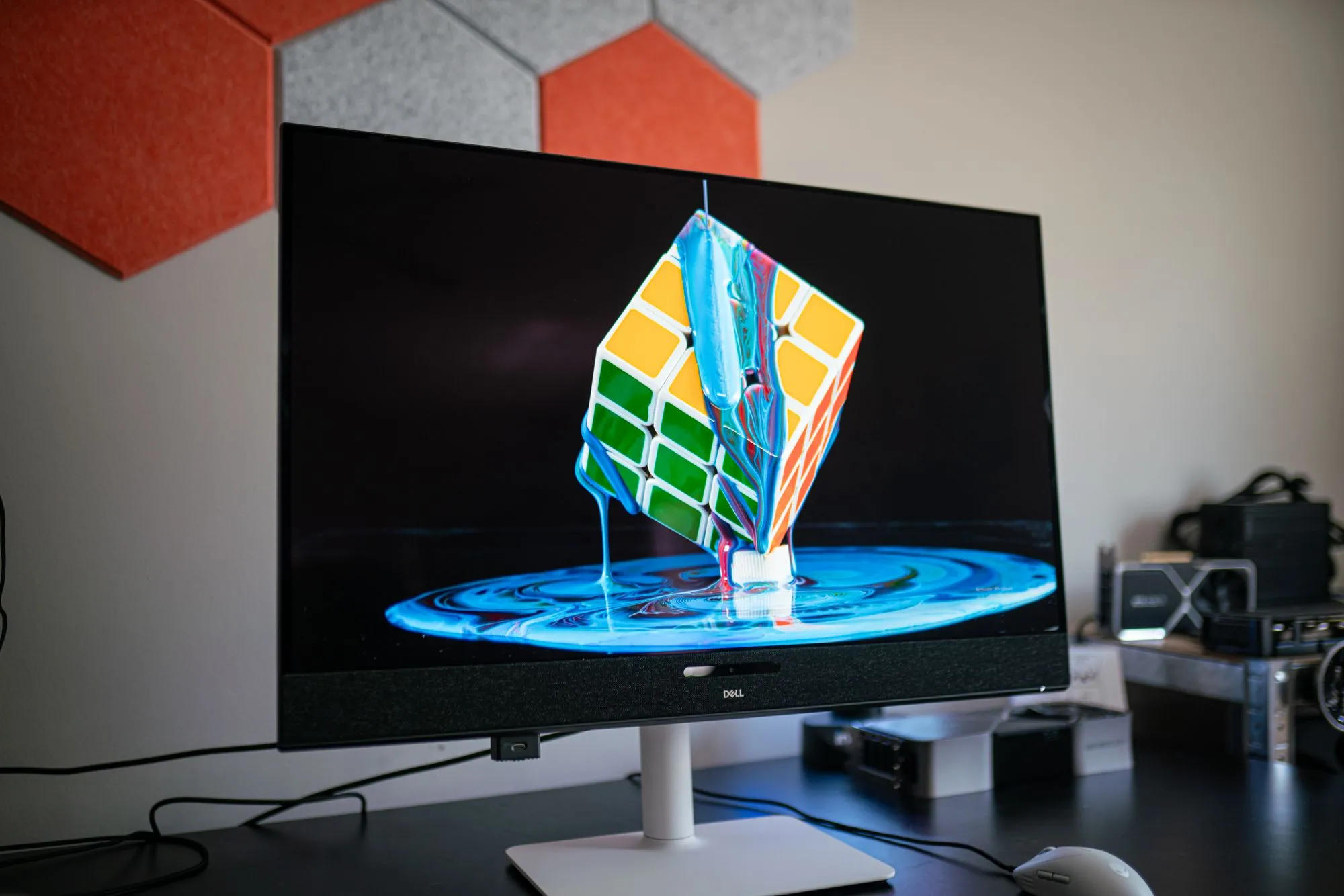 Người dùng trải nghiệm giải trí đa phương tiện trên màn hình Dell 32 Plus QD-OLED với chất lượng hình ảnh sắc nét